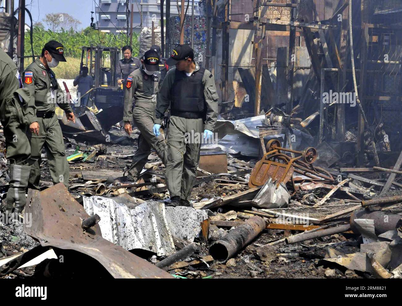 (140402) -- BANGKOK, 2 aprile 2014 (Xinhua) -- i membri della Thai Police Explosive Ordnance Disposal (EOD) controllano il sito di esplosione in un magazzino di rottami metallici nel distretto di Bang Khen a Bangkok, Thailandia, 2 aprile 2014. Mercoledì, nella capitale tailandese di Bangkok, è esplosa una bomba che si crede fosse del periodo della seconda guerra mondiale, lasciando almeno sette morti e 19 feriti. La bomba da 225 chilogrammi è esplosa quando un operaio in un magazzino di rottami metallici nel distretto di Bang Khen ha cercato di aprirla, che secondo quanto riferito non si è reso conto che si trattava di una bomba. (Xinhua/Rachen Sageamsak) (djj) THAILANDIA-BANGKOK-EXPLOSION PUBLICA Foto Stock