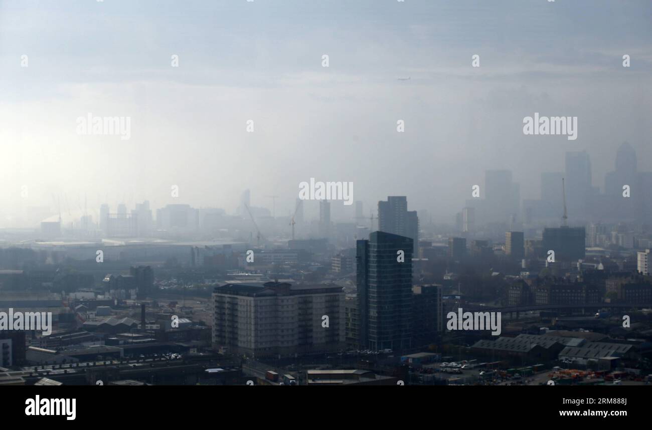 (140402) -- LONDRA, 2 aprile 2014 (Xinhua) -- la foto scattata il 2 aprile 2014 mostra una vista della città di Londra dalla ArcelorMittal Orbit Tower nel Queen Elizabeth Olympic Park a Londra, in Gran Bretagna. Il Dipartimento per l'ambiente, l'alimentazione e gli affari rurali del Regno Unito ha emesso avvertimenti in quanto i livelli elevati di inquinamento sono stati registrati martedì. L'inquinamento, un mix di emissioni locali ed europee e polveri provenienti dal Sahara, è previsto in alcune parti dell'Inghilterra meridionale, nelle Midlands e nell'Anglia orientale. (Xinhua/Wang Lili) (srb) BRITAIN-LONDON-AIR POLLUTION PUBLICATIONxNOTxINxCHN Londra 2 aprile 2014 XINHUA foto scattata IL 2 aprile 2014 Sho Foto Stock