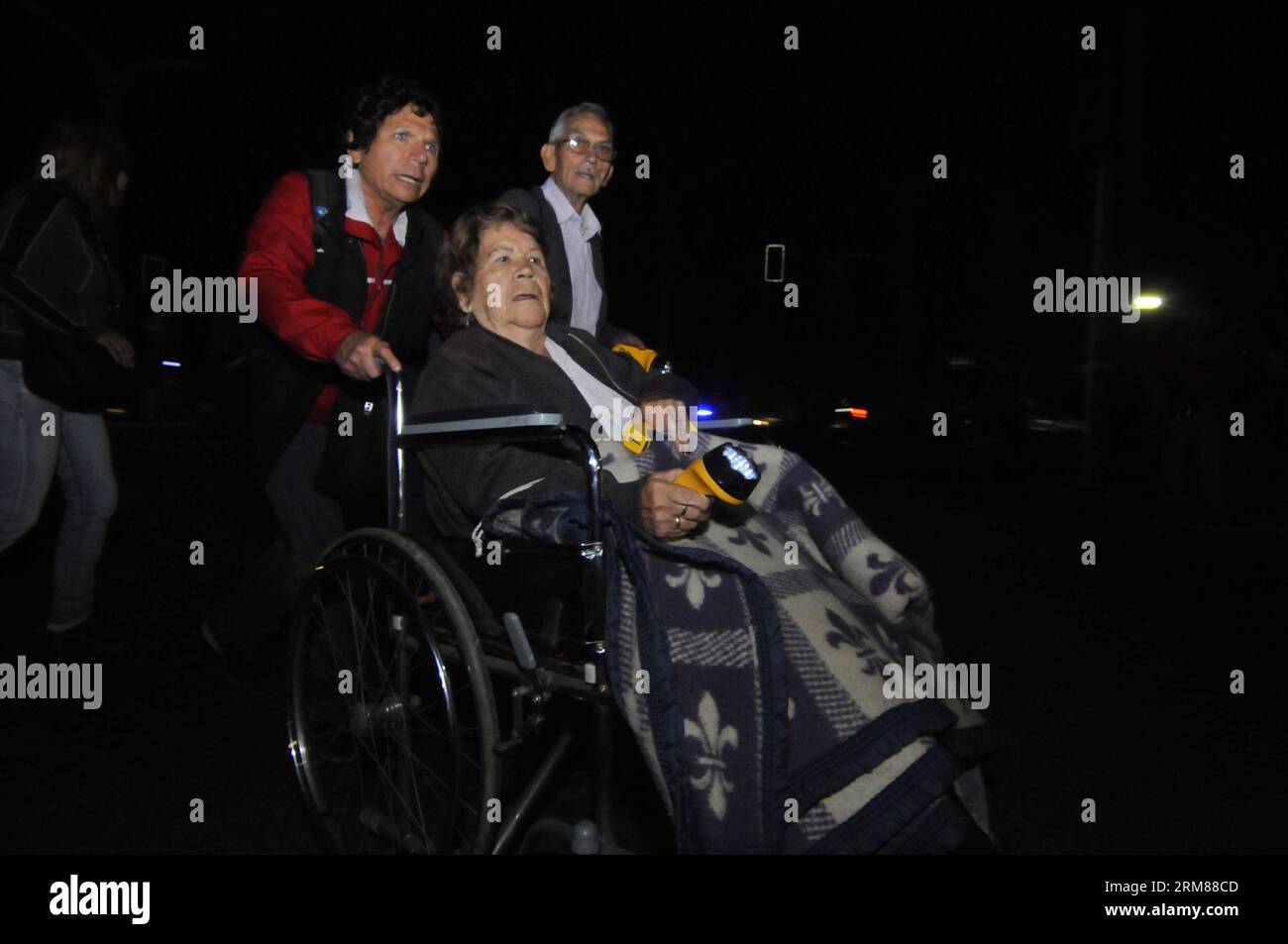 (140403) -- IQUIQUE, 3 aprile 2014 (Xinhua) -- le persone spingono la sedia a rotelle di una donna anziana dopo un terremoto a Iquique, Cile, il 3 aprile 2014. Un terremoto di magnitudo 7,8 ha scosso il mare al largo della costa settentrionale del Cile alle 10:43 di giovedì (ora di Pechino), secondo il China Earthquake Networks Center. (Xinhua/AGENCIA uno) CILE-IQUIQUE-EARTHQUAKE PUBLICATIONxNOTxINxCHN Iquique 3 aprile 2014 le celebrità di XINHUA spingono la sedia a rotelle di una donna anziana dopo il terremoto a Iquique in Cile IL 3 aprile 2014 un terremoto di magnitudo 7 8 ha scosso il mare al largo della costa settentrionale del Cile ALLE ore 10 43 giovedì ora di Pechino Foto Stock