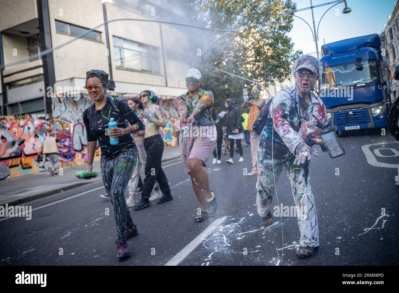 Londra, Regno Unito. 27 agosto 2023. La sfilata di J'ouvert inizia la festa del Carnevale di Notting Hill 2023 la mattina presto, con la pittura tradizionale, l'olio e la polvere colorata che vengono lanciati ai suoni di tamburi e gruppi ritmici africani. Crediti: Guy Corbishley / Alamy Live News Foto Stock