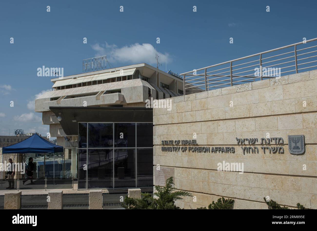 (140403) -- GERUSALEMME, 3 aprile 2014 (Xinhua) -- Un membro dello staff entra nel Ministero degli Esteri israeliano a Gerusalemme, il 3 aprile 2014. Mercoledì sera i dipendenti del Ministero degli Esteri israeliano hanno firmato un accordo con il Tesoro per porre fine a una disputa di lavoro lunga un anno e a uno sciopero generale della durata di una settimana. I diplomatici riceveranno un aumento di stipendio e un bonus per vivere in quei cosiddetti stati difficili, dove si trovano ad affrontare una minaccia crescente. Il loro libro paga sarà aggiornato anche in base ai costi di vita nel paese in cui servono, con modifiche dei loro piani pensionistici. (Xinhua/li Rui)(zjl) MIDEAST-JERUSALEM-IS Foto Stock