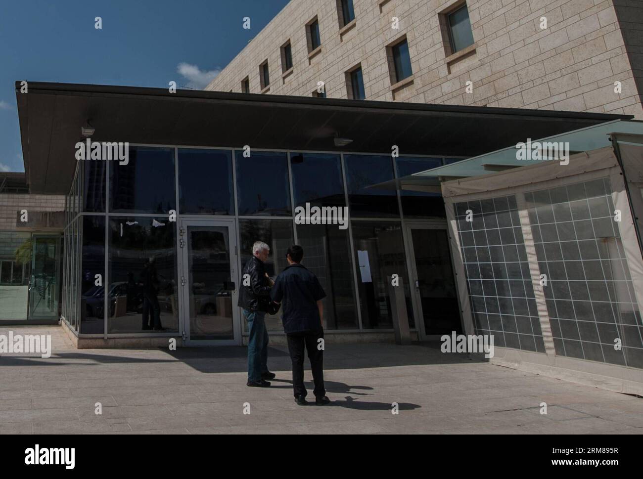 (140403) -- GERUSALEMME, 3 aprile 2014 (Xinhua) -- Un membro dello staff (L) entra nel Ministero degli Esteri israeliano a Gerusalemme, il 3 aprile 2014. Mercoledì sera i dipendenti del Ministero degli Esteri israeliano hanno firmato un accordo con il Tesoro per porre fine a una disputa di lavoro lunga un anno e a uno sciopero generale della durata di una settimana. I diplomatici riceveranno un aumento di stipendio e un bonus per vivere in quei cosiddetti stati difficili, dove si trovano ad affrontare una minaccia crescente. Il loro libro paga sarà aggiornato anche in base ai costi di vita nel paese in cui servono, con modifiche dei loro piani pensionistici. (Xinhua/li Rui)(zjl) MIDEAST-JERUSALE Foto Stock