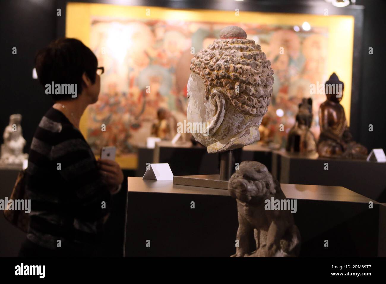 (140404) -- HONG KONG, 4 aprile 2014 (Xinhua) -- Una donna guarda un oggetto esposto in anteprima all'asta della stagione primaverile della Poly Auction a Hong Kong, 4 aprile 2014. L'asta si terrà a Hong Kong dal 6 al 7 aprile presso il Grand Hyatt Hong Kong. (Xinhua/li Peng) (wjq) CHINA-HONG KONG-POLI-ASTA-PREVIEW (CN) PUBLICATIONxNOTxINxCHN Hong Kong 4 aprile 2014 XINHUA una donna guarda IN mostra all'anteprima della stagione primaverile Di Poly Auction a Hong Kong 4 aprile 2014 l'asta sarà Hero a Hong Kong dal 6 al 7 aprile AL Grand Hyatt H. Foto Stock