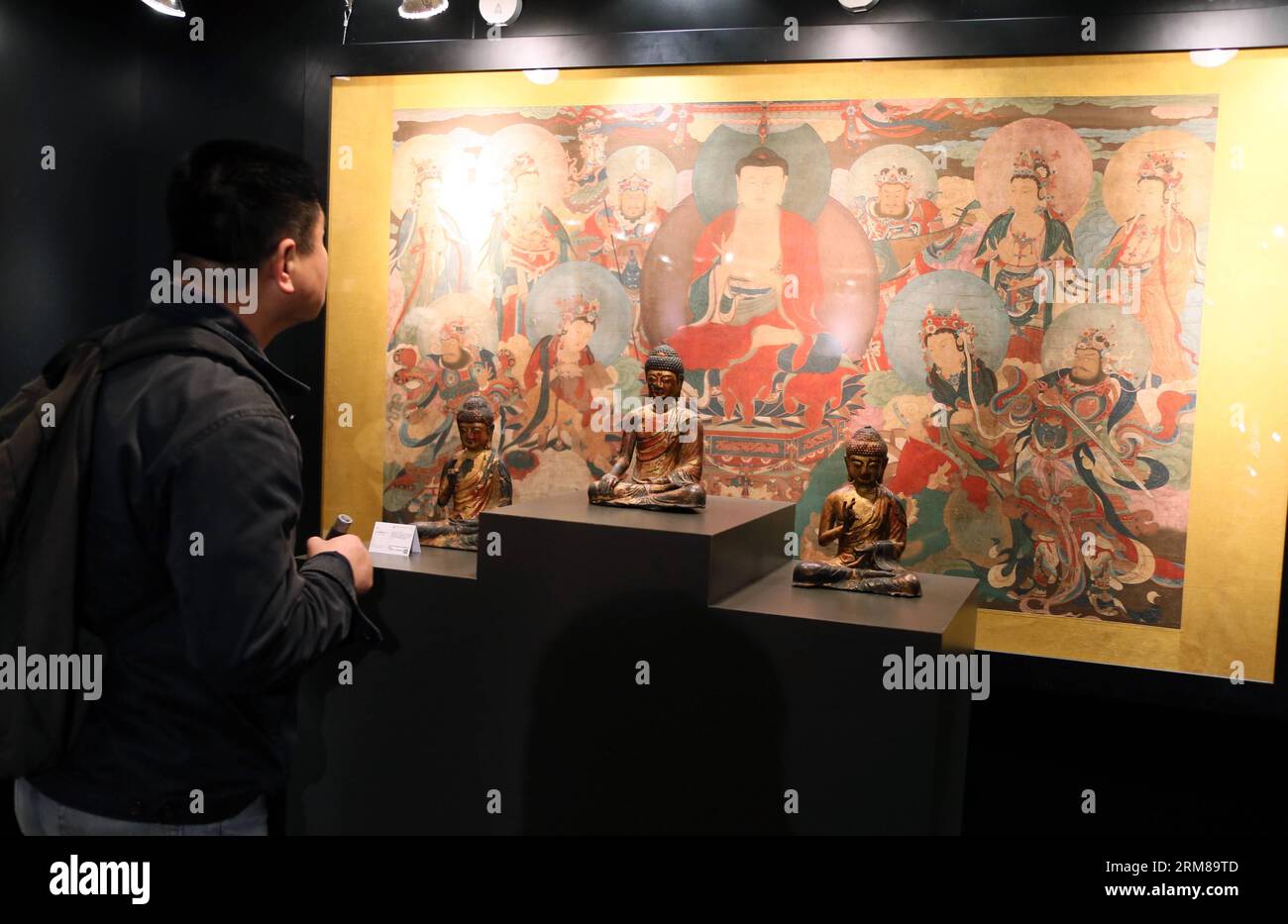 (140404) -- HONG KONG, 4 aprile 2014 (Xinhua) -- Un uomo guarda un oggetto esposto in anteprima all'asta della stagione primaverile della Poly Auction a Hong Kong, 4 aprile 2014. L'asta si terrà a Hong Kong dal 6 al 7 aprile presso il Grand Hyatt Hong Kong. (Xinhua/li Peng) (wjq) CHINA-HONG KONG-POLY-AUCTION-PREVIEW (CN) PUBLICATIONxNOTxINxCHN Hong Kong 4 aprile 2014 XINHUA a Man Looks to Item IN esposizione all'Anteprima della stagione primaverile Di Poly Auction a Hong Kong 4 aprile 2014 l'asta sarà Hero a Hong Kong dal 6 al 7 aprile AL Grand Hyatt Hong Foto Stock