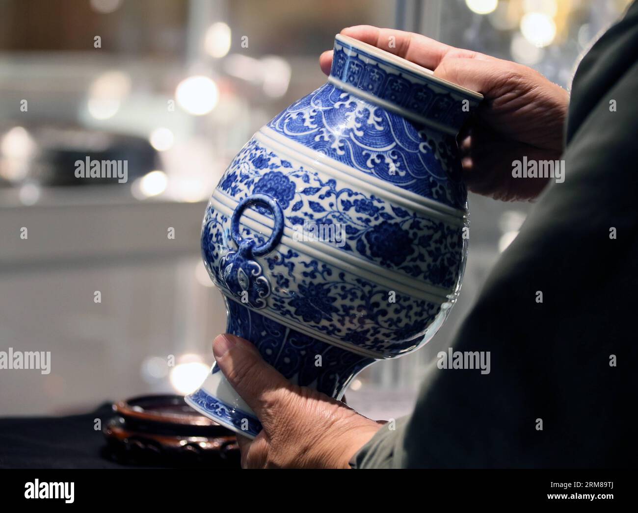 (140404) -- HONG KONG, 4 aprile 2014 (Xinhua) -- Un uomo apprezza un oggetto esposto in anteprima all'asta della stagione primaverile della Poly Auction a Hong Kong, 4 aprile 2014. L'asta si terrà a Hong Kong dal 6 al 7 aprile presso il Grand Hyatt Hong Kong. (Xinhua/li Peng) (wjq) CHINA-HONG KONG-POLI-ASTA-PREVIEW (CN) PUBLICATIONxNOTxINxCHN Hong Kong 4 aprile 2014 XINHUA a Man Apply to Item IN mostra all'Anteprima della stagione primaverile Di Poly Auction a Hong Kong 4 aprile 2014 l'asta sarà Hero a Hong Kong dal 6 aprile al 30 aprile 7 AL Grand Hyatt Foto Stock