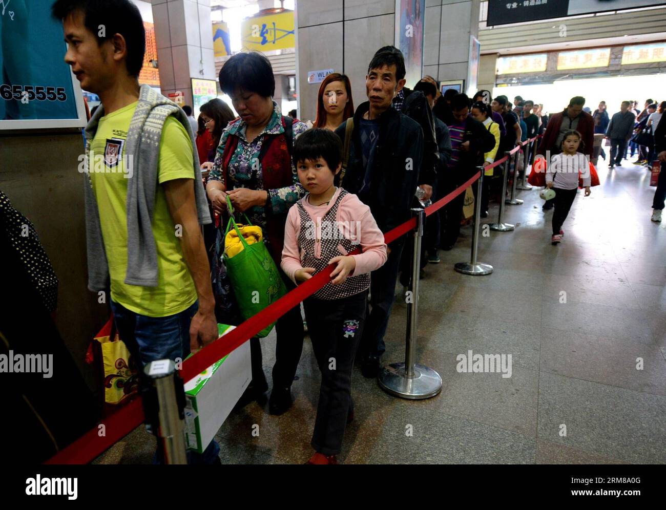 LIUZHOU, 4 aprile 2014 - i passeggeri fanno la fila per prendere pullman a lunga distanza al terminal degli autobus di Liuzhou, nella regione autonoma Guangxi Zhuang della Cina meridionale, 4 aprile 2014. Il Guangxi ha ricevuto una corsa di viaggio durante il tradizionale Festival cinese di Qingming, o giornata della Tomba, che cade il 5-7 aprile di quest'anno. (Xinhua) (wf) CINA-GUANGXI-QINGMING-TRAVEL RUSH (CN) PUBLICATIONxNOTxINxCHN Liuzhou 4 aprile 2014 passeggeri coda per prendere pullman a lunga distanza AL terminal degli autobus di Liuzhou nella regione autonoma di Guangxi Zhuang nel sud della Cina 4 aprile 2014 Guangxi ha ricevuto una corsa ai viaggi durante la tradizionale Qing M cinese Foto Stock