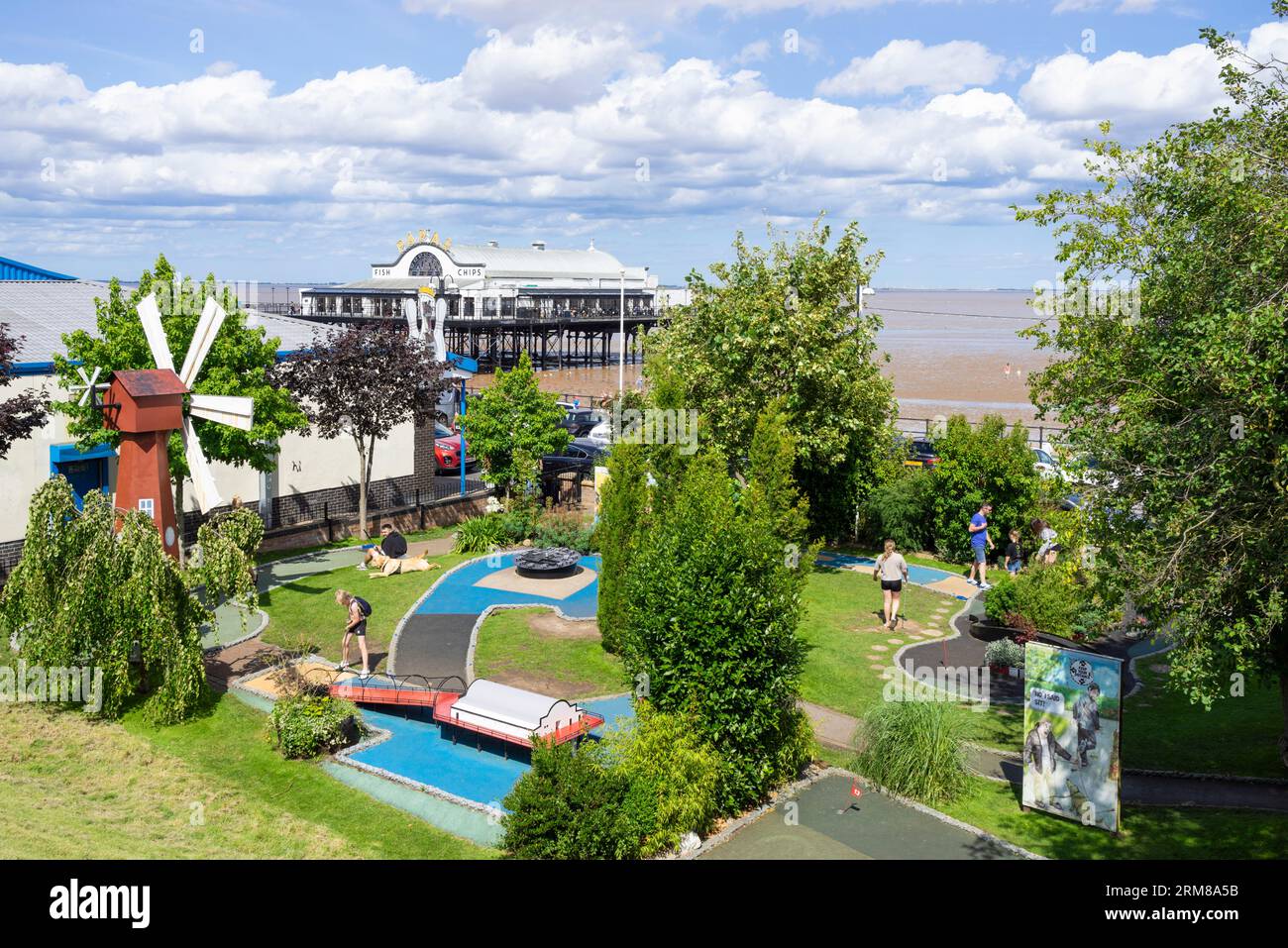 Cleethorpes - persone che giocano a Crazy golf al Cleethorpes Oddballs Crazy Golf a Cleethorpes Pier Gardens Cleethorpes Lincolnshire Inghilterra Regno Unito GB Europa Foto Stock