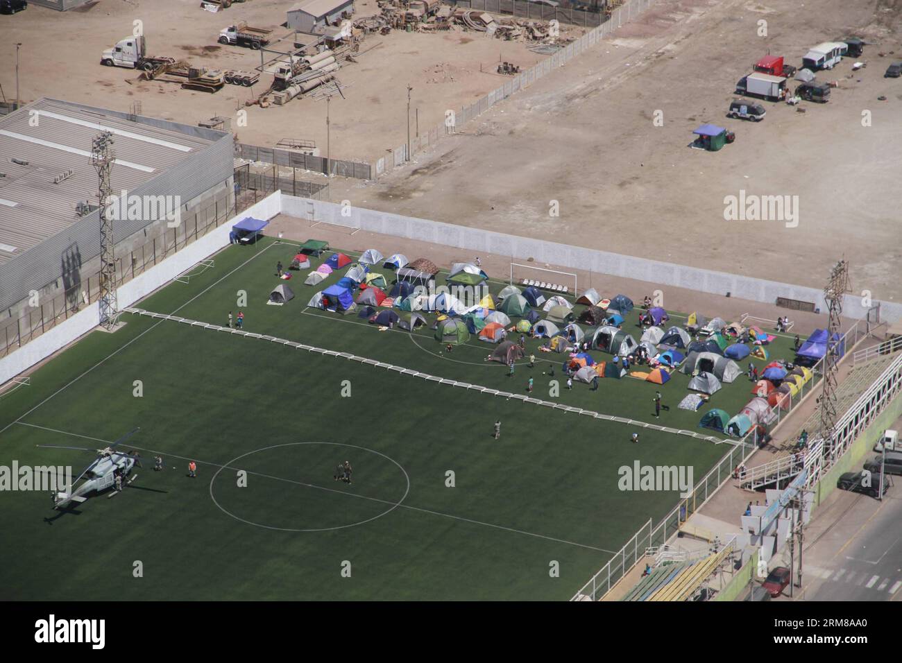 (140405) -- ALTO HOSPICIO, 5 aprile 2014 (Xinhua) -- veduta aerea di un campeggio nel settore dell'alto Hospicio, provincia di Iquique, Cile, il 4 aprile 2014. Il Centro di allerta precoce dell'Ufficio Nazionale di emergenza (Onemi, per il suo acronimo in spagnolo) ha detto che ci sono state circa centinaia di scosse di seguito registrate fino a giovedì nel nord del Cile, che hanno colpito le regioni di Arica, Parinacota e Tarapaca. (Xinhua/Str) (rt) (sp) CILE-ALTO HOSPICIO-TERREMOTO-SHOCK PUBLICATIONxNOTxINxCHN alto Hospicio 5 aprile 2014 XINHUA veduta aerea di un campeggio nel settore dell'alto Hospicio Pr Foto Stock