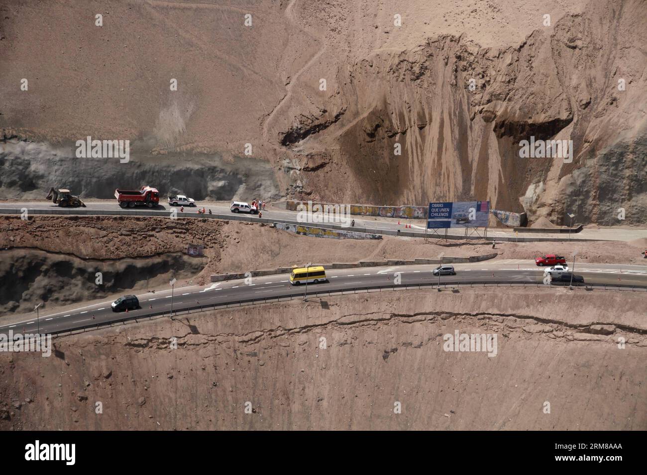 (140405) -- ALTO HOSPICIO, 5 aprile 2014 (Xinhua) -- veicoli in transito in un settore dell'alto Hospicio, provincia di Iquique, Cile, il 4 aprile 2014. Il Centro di allerta precoce dell'Ufficio Nazionale di emergenza (Onemi, per il suo acronimo in spagnolo) ha detto che ci sono state circa centinaia di scosse di seguito registrate fino a giovedì nel nord del Cile, che hanno colpito le regioni di Arica, Parinacota e Tarapaca. (Xinhua/Str) (rt) (sp) CILE-ALTO HOSPICIO-TERREMOTO-SHOCK PUBLICATIONxNOTxINxCHN alto Hospicio 5 aprile 2014 XINHUA VEHICLES Transit in un settore dell'alto Hospicio Provincia di Iquique CH Foto Stock