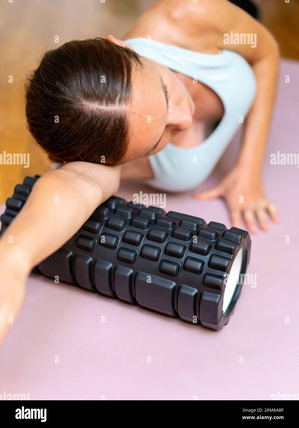 Utilizzo del rullo in schiuma per il rilascio automiofasciale. Foto Stock