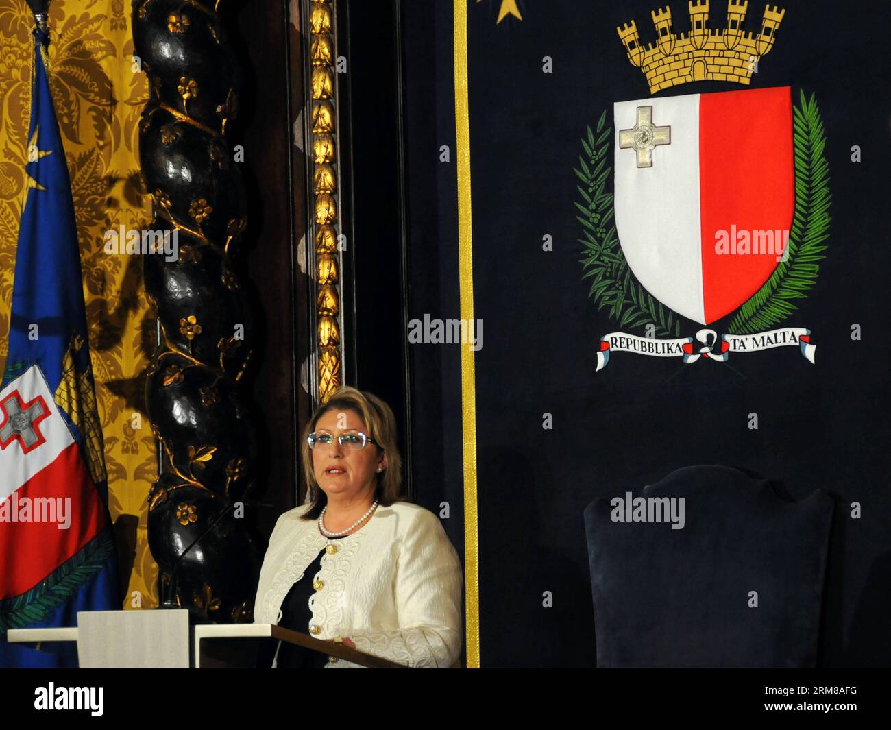 (140405) -- LA VALLETTA, 5 aprile 2014 (Xinhua) -- Marie-Louise Coleiro Preca pronuncia un giuramento a la Valletta, Malta, 5 aprile 2014. Marie-Louise Coleiro Preca, ex ministro del governo laburista al potere, ha giurato sabato per un mandato di cinque anni come nono presidente della Repubblica di Malta.(Xinhua/li Jia)(zhf) MALTA-VALLETTA-NUOVO PRESIDENTE PUBLICATIONxNOTxINxCHN Valletta 5 aprile 2014 XINHUA Marie Louise Preca tiene un discorso a la Valletta Malta 5 aprile 2014 Marie Louise Preca ex ministri del governo del laboratorio al potere che sabato per un mandato di cinque anni come Ni Foto Stock