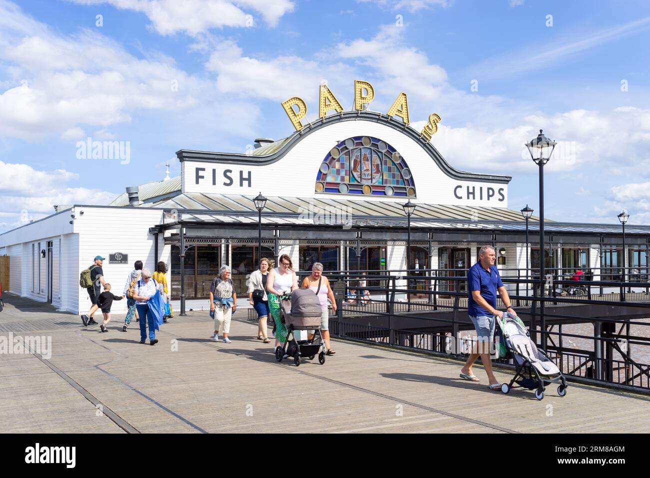 Cleethorpes Pier Cleethorpes Papas fish and chips ristorante e piatti da asporto sul molo Cleethorpes Lincolnshire Inghilterra Regno Unito GB Europa Foto Stock