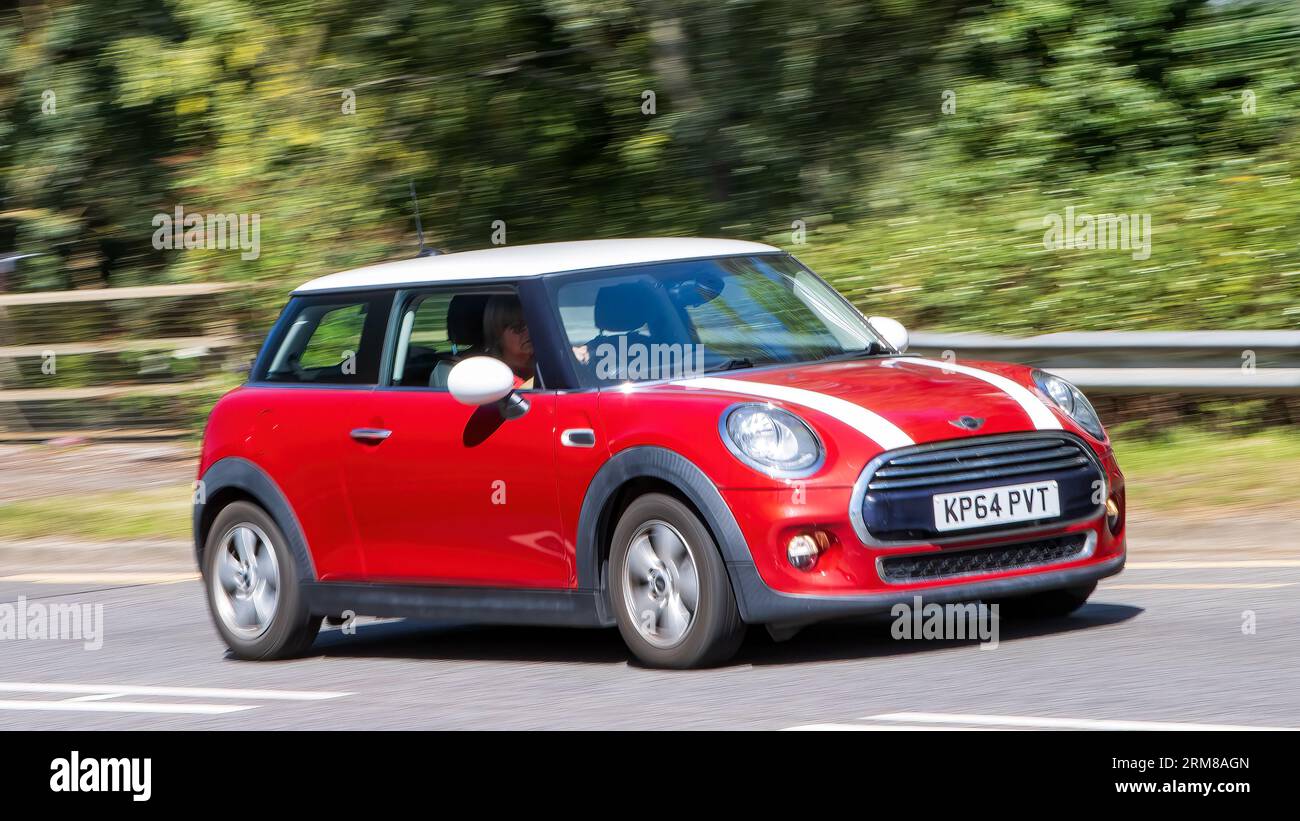 Milton Keynes, Regno Unito - 23 agosto 2023: 2014 Mini Cooper rossa guida su una strada inglese Foto Stock