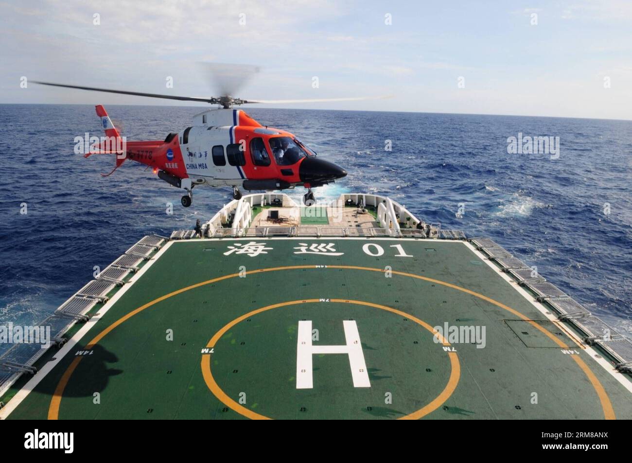 (140405) -- SOUTHERN INDIA OCEAN, 5 aprile 2014 (Xinhua) -- foto scattata il 21 marzo 2014 mostra la nave di pattuglia cinese Haixun 01 Searching in souther India Ocean. Secondo il China Maritime Search and Rescue Center, un segnale pulsato rilevato dalla pattuglia cinese Haixun 01 Saturday non è stato confermato come correlato alla scomparsa del jet passeggeri malese MH370. Un rilevatore di scatole nere implementato dall'Haixun 01 ha rilevato il segnale con una frequenza di 37 kHz al secondo a circa 25 gradi di latitudine sud e 101 gradi di longitudine est nelle acque meridionali dell'Oceano Indiano sabato pomeriggio. (Xinhua/Chen Wei Foto Stock