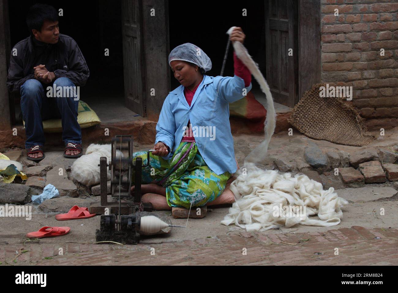 Una donna del posto gira lana al villaggio di Khokana, alla periferia di Kathmandu, Nepal, 5 aprile 2014. (Xinhua/Sunil Sharma)(ctt) NEPAL-KATHMANDU-DAILY LIFE PUBLICATIONxNOTxINxCHN una donna locale gira lana AL villaggio alla periferia di Kathmandu Nepal 5 aprile 2014 XINHUA Sunil Sharma CTT Nepal Kathmandu Daily Life PUBLICATIONxNOTxINxCHN Foto Stock