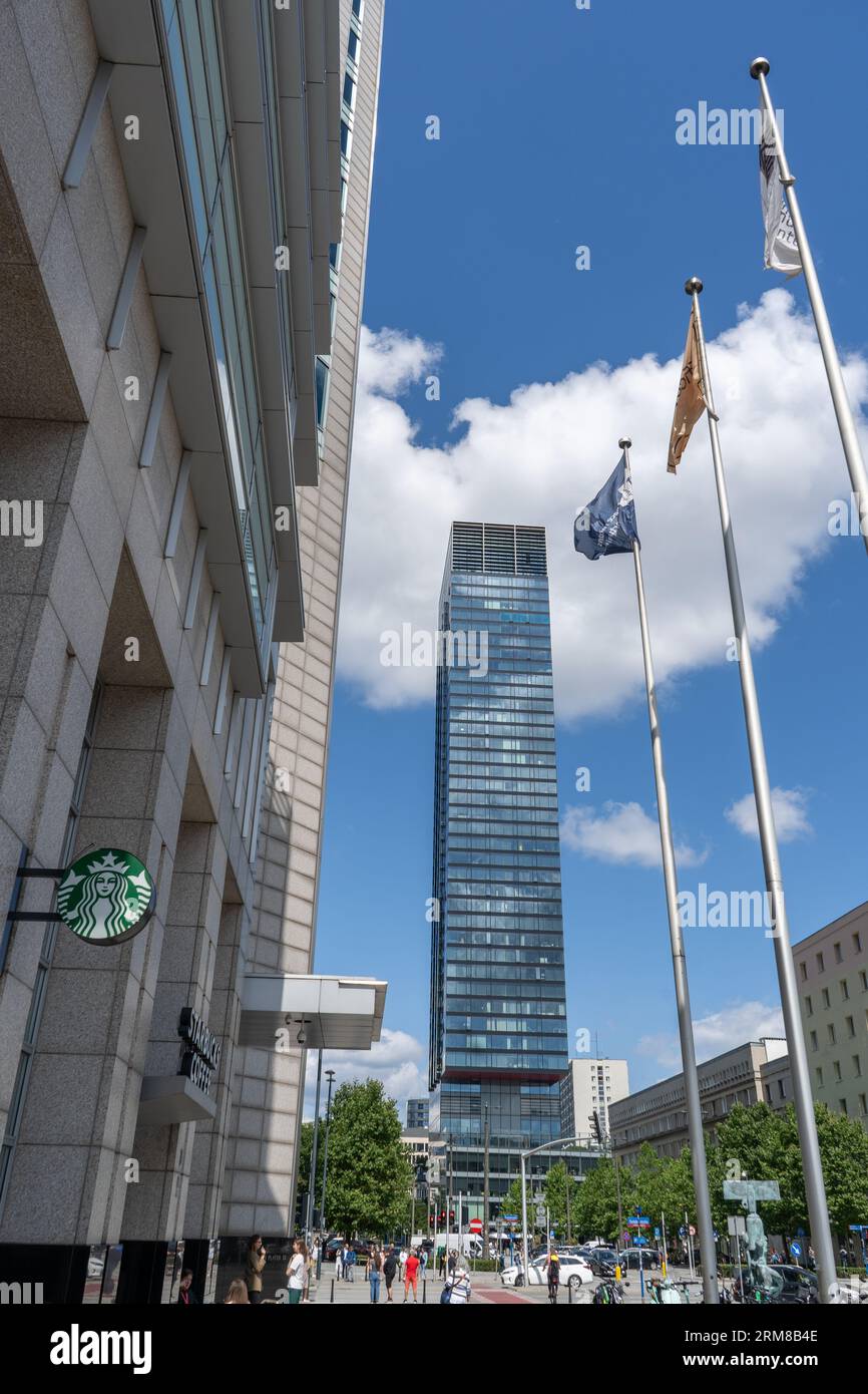 Cartello Starbucks Coffee in Europe Street. Ingresso nella caffetteria. Cartello aziendale Starbucks Coffee logo del brand store. Polonia, Varsavia - 27 luglio 2023. Foto Stock