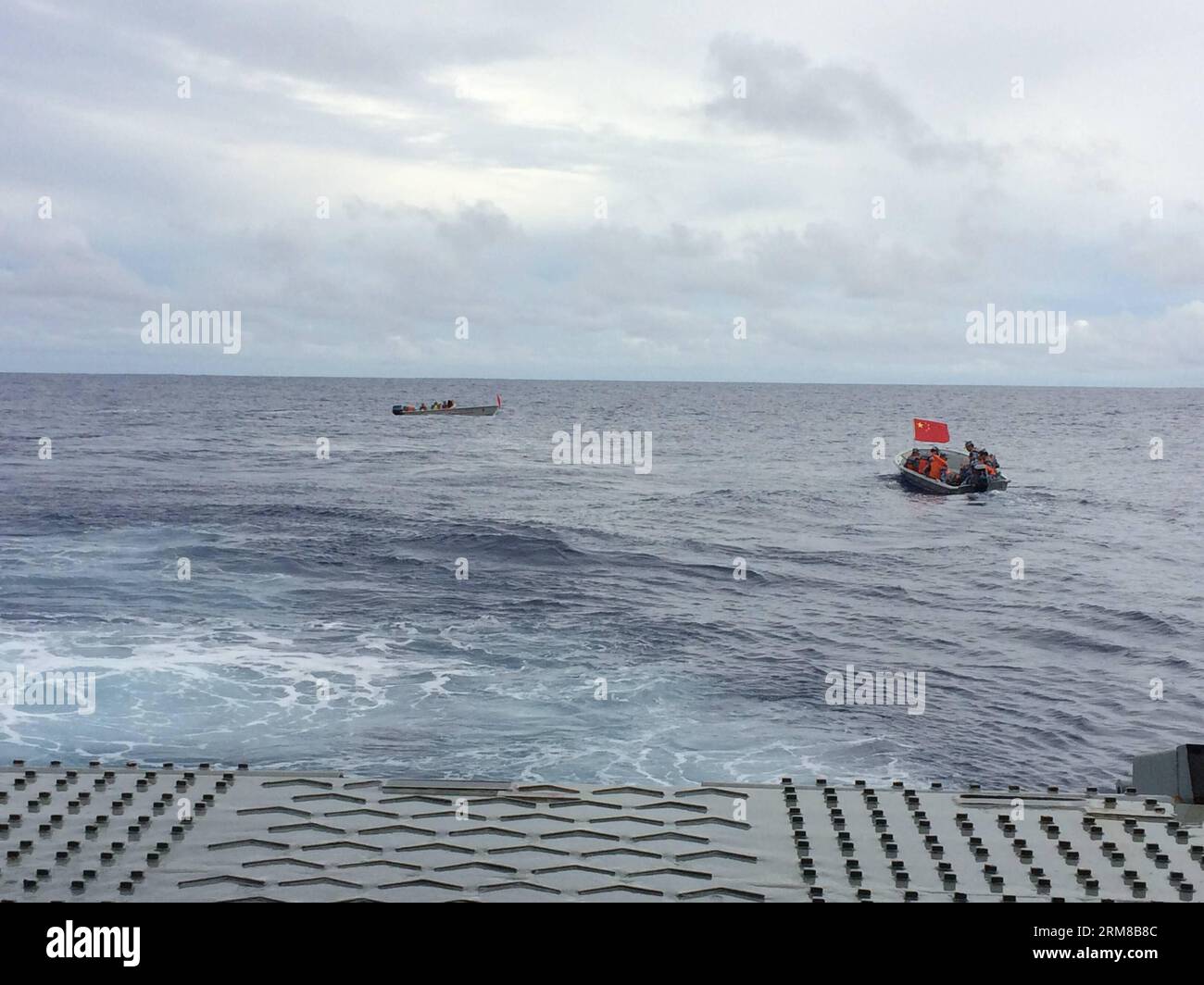 (140406) -- A BORDO DI JINGANGSHAN, 6 aprile 2014 (Xinhua) -- le barche inviate dalla nave navale cinese Jinggangshan si dirigono verso aree sospette per cercare il volo mancante MH370 nell'Oceano Indiano meridionale, il 6 aprile 2014. La caccia di un mese per il volo MH370 della Malaysia Airlines è proseguita domenica dopo che una nave cinese ha segnalato il rilevamento di segnali elettronici di impulso probabilmente correlati al jet mancante nell'Oceano Indiano meridionale. (Xinhua/Bai Ruixue) OCEANO INDIANO MERIDIONALE-CINA-MH370-SEARCH PUBLICATIONxNOTxINxCHN a bordo del corso Jing Shan 6 aprile 2014 XINHUA Boats inviato dalla nave navale cinese Jing S. Foto Stock