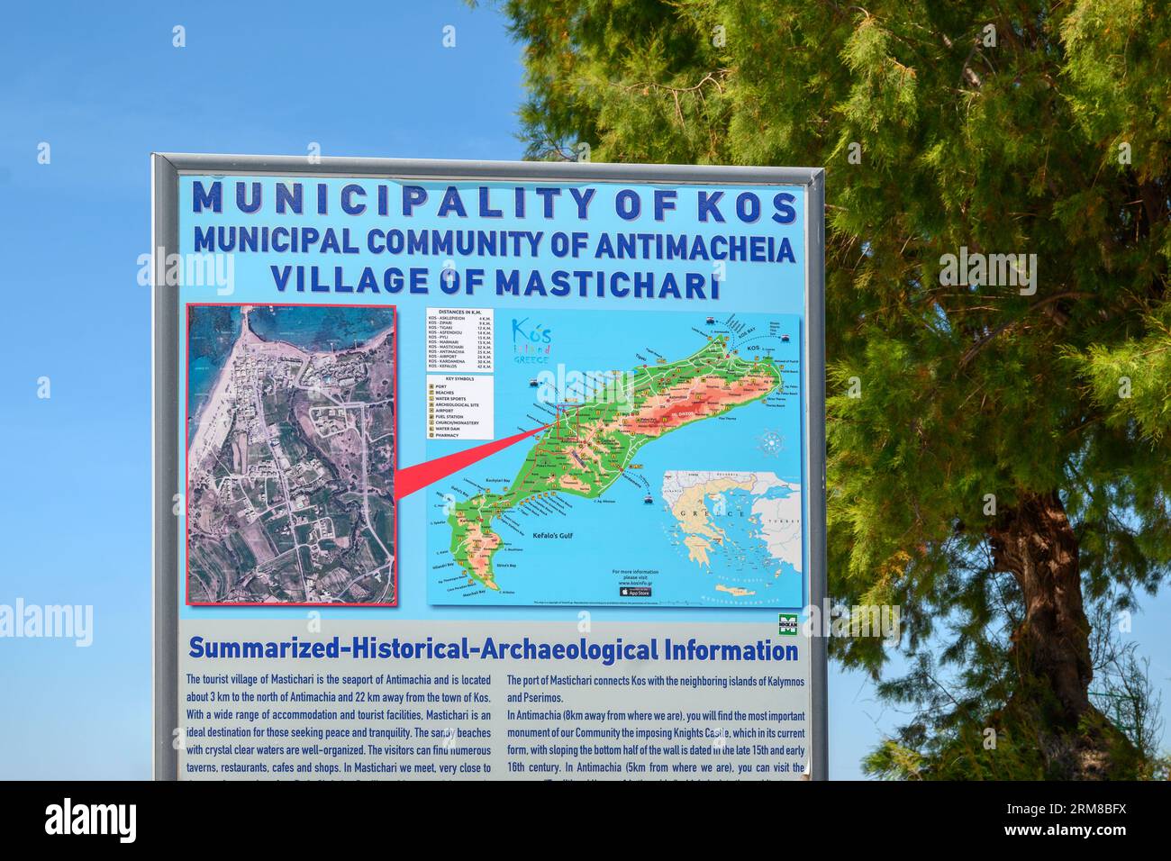 Kos, Grecia - 8 maggio 2023: Bacheca informativa con una mappa dell'isola di Kos nella località turistica di Mastichari Foto Stock