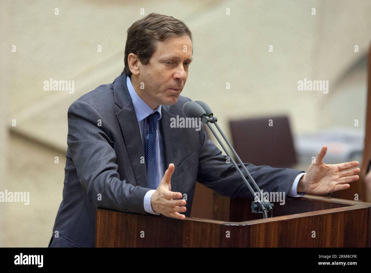 Yitzhak Herzog, leader dell'opposizione e del partito laburista, si rivolge alla Knesset israeliana (parlamento) a Gerusalemme, il 7 aprile 2014. I membri israeliani della Knesset (MK) dell'opposizione hanno esortato il negoziatore Tzipi Livni e il ministro delle Finanze Yair Lapid a lasciare il governo e unirsi al partito laburista in mezzo alla crisi dei colloqui di pace, trasmessa lunedì dal canale televisivo Knesset. (Xinhua/JINI)(bxq) MIDEAST-JERUSALEM-RASSEGNAZIONE CHE CHIAMA PUBLICATIONxNOTxINxCHN Yitzhak Herzog leader dell'opposizione e del partito di laboratorio si rivolge al Parlamento israeliano della Knesset a Gerusalemme IL 7 aprile 2014 Foto Stock