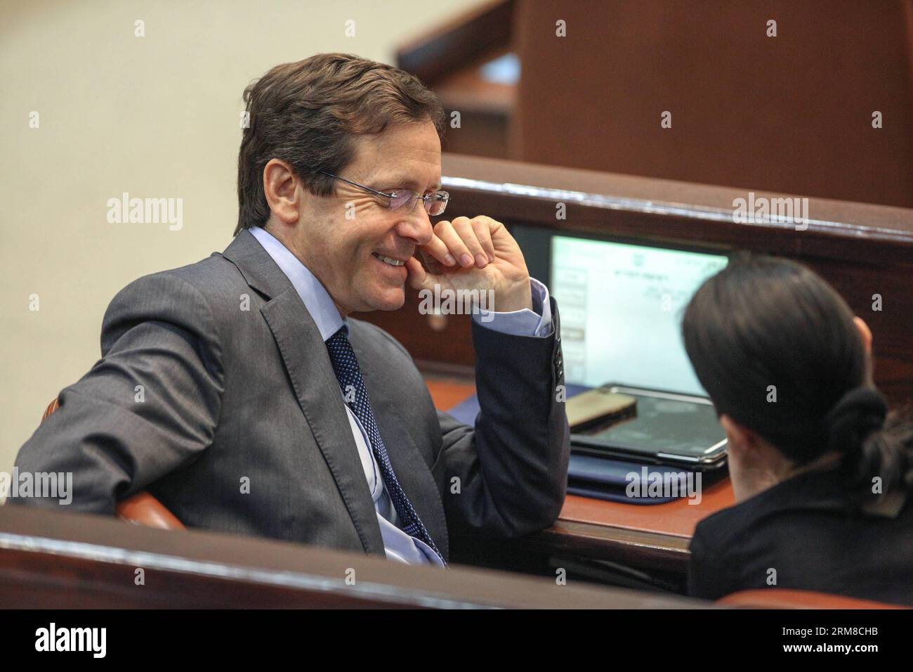 Yitzhak Herzog, leader dell'opposizione e del partito laburista, partecipa a una discussione alla Knesset israeliana (parlamento) a Gerusalemme, il 7 aprile 2014. I membri israeliani della Knesset (MK) dell'opposizione hanno esortato il negoziatore Tzipi Livni e il ministro delle Finanze Yair Lapid a lasciare il governo e unirsi al partito laburista in mezzo alla crisi dei colloqui di pace, trasmessa lunedì dal canale televisivo Knesset. (Xinhua/JINI)(bxq) MIDEAST-GERUSALEMME-RASSEGNAZIONE CHE CHIAMA PUBLICATIONxNOTxINxCHN Yitzhak Herzog leader dell'opposizione e del partito di laboratorio partecipa a una discussione PRESSO il Parlamento israeliano della Knesset a Jerus Foto Stock
