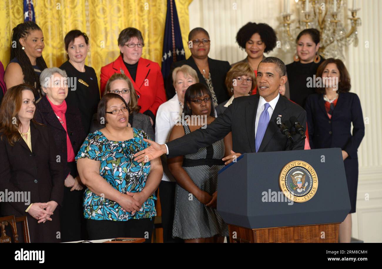 (140408) -- WASHINGTON, 8 aprile 2014 (Xinhua) -- il presidente degli Stati Uniti Barack Obama parla prima di firmare un memorandum Advancing Pay Equality for Women in the White House in Washington D.C., 8 aprile 2014. (Xinhua/Yin Bogu) U.S.-WASHINGTON-OBAMA-EQUAL PAY PUBLICATIONxNOTxINxCHN Washington 8 aprile 2014 XINHUA il presidente degli Stati Uniti Barack Obama parla prima di firmare un Memorandum Advancing Pay EQUALITY for Women in the White House in Washington D C 8 aprile 2014 XINHUA Yin Bogu U S Washington Obama EQUAL Pay PUBLICATIONxNOTxINxCHN Foto Stock