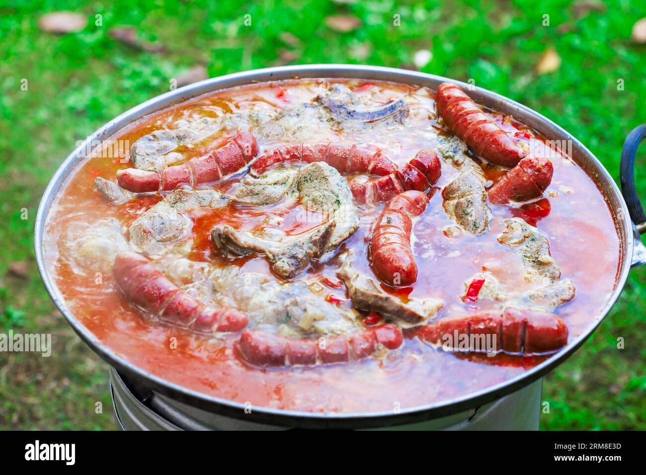 Salsicce al forno nel piatto tradizionale croato kotlovina. Foto Stock