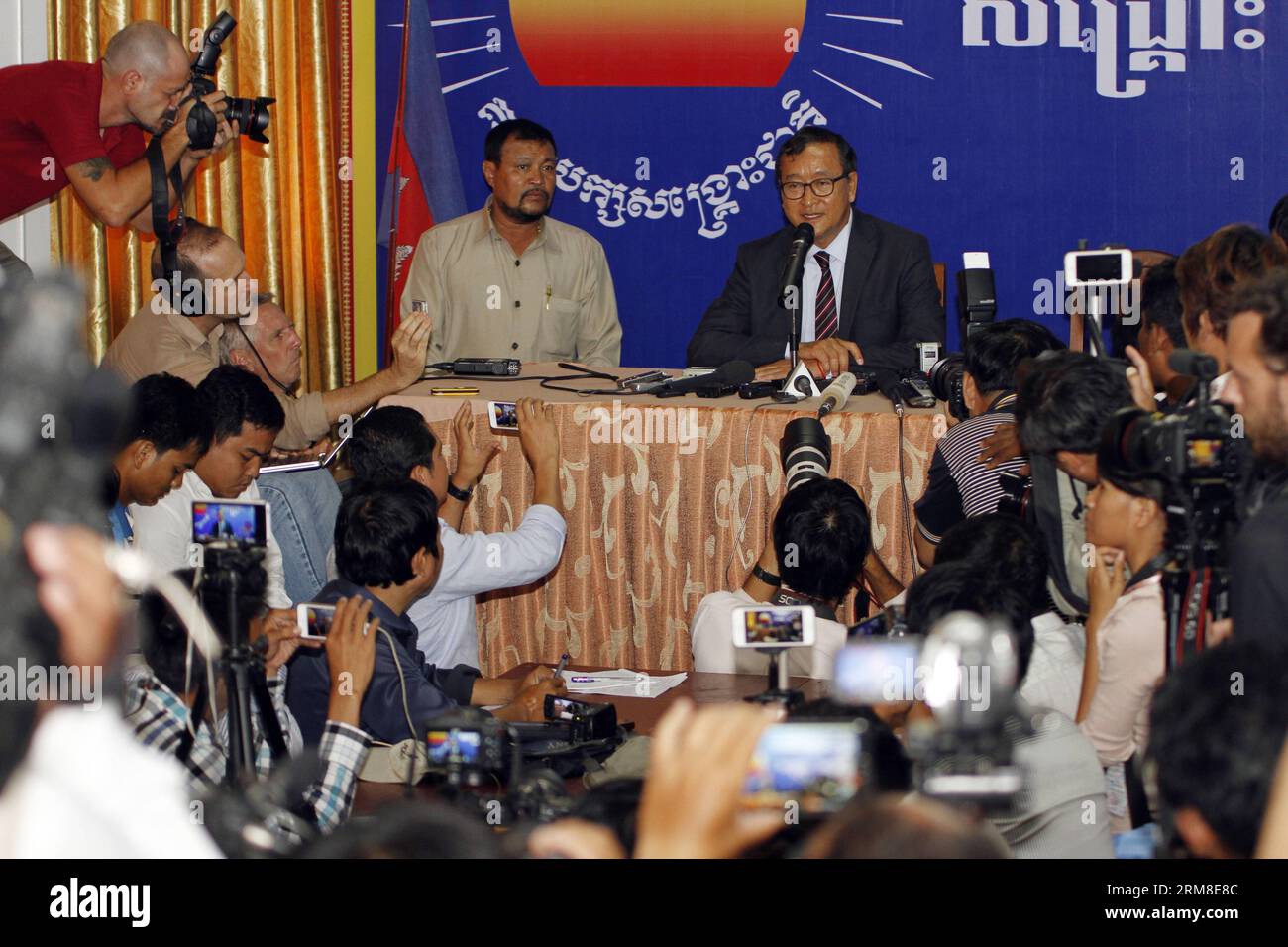 (140410) -- PHNOM PENH, 10 aprile 2014 (Xinhua) -- Sam Rainsy (R, Rear), presidente del Partito di salvataggio nazionale cambogiano (CNRP), parla durante una conferenza stampa a Phnom Penh, Cambogia, 10 aprile 2014. Il principale leader del partito di opposizione cambogiano Sam Rainsy ha dichiarato giovedì che non sarebbe stato firmato alcun accordo con il Partito Popolare cambogiano (CPP) al governo del primo ministro Hun Sen venerdì. (Xinhua/Sovannara) CAMBOGIA-PHNOM PENH-MEETING PUBLICATIONxNOTxINxCHN 140.410 Phnom Penh 10 aprile 2014 XINHUA Sat Rainsy r presidente posteriore del partito di salvataggio nazionale cambogiano di opposizione parla durin Foto Stock