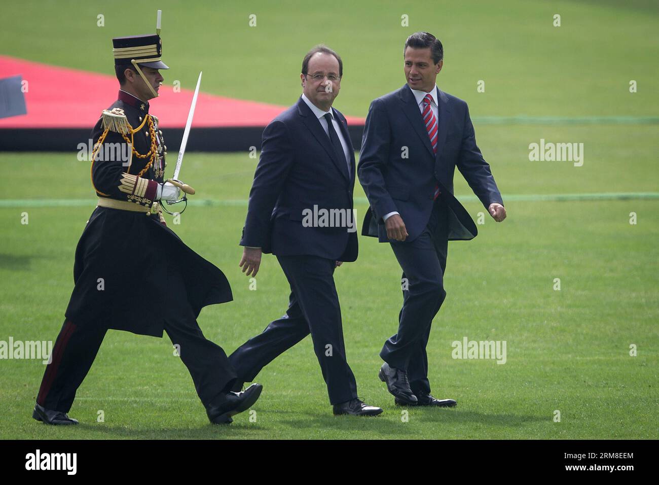 (140410) -- CITTÀ DEL MESSICO, 10 aprile 2014 (Xinhua) -- il presidente messicano Enrique pena Nieto (R) e il presidente francese Francois Hollande (C) prendono parte alla cerimonia ufficiale di benvenuto del leader francese, tenutasi a campo Marte a città del Messico, capitale del Messico, il 10 aprile 2014. Francois Hollande è arrivato per una visita di stato di 2 giorni in Messico, secondo la stampa locale. (Xinhua/Pedro Mera) (fnc) MESSICO-CITTÀ DEL MESSICO-FRANCIA-VISIT PUBLICATIONxNOTxINxCHN 140.410 città del Messico 10 aprile 2014 XINHUA il presidente MESSICANO Enrique pena Nieto r e il presidente francese Francois Hollande C prendono parte al benvenuto ufficiale Foto Stock