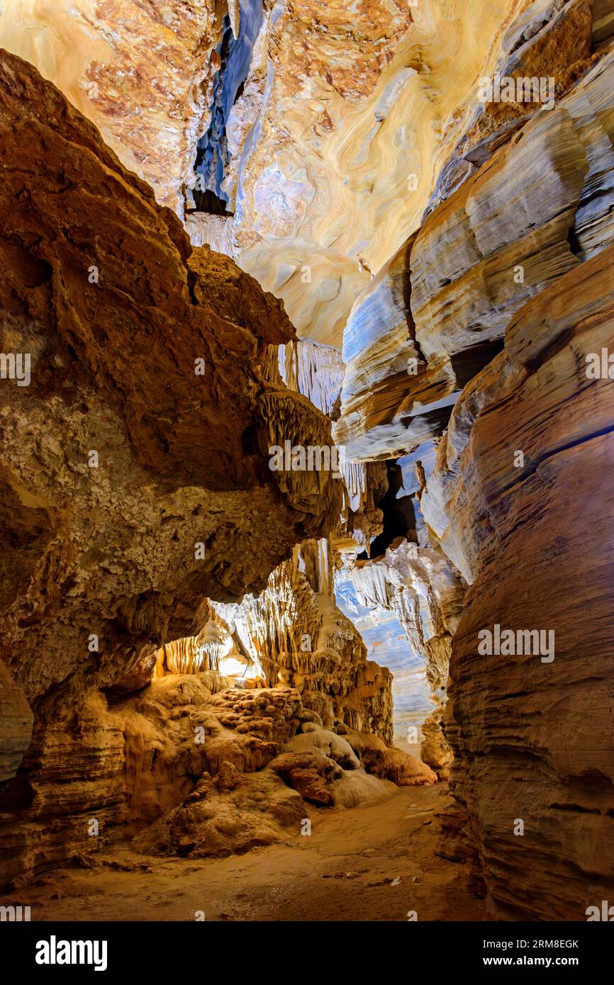 Interno della profonda grotta Lapinha aperta alla visita a Lagoa Santa, nello stato del Minas Gerais Foto Stock