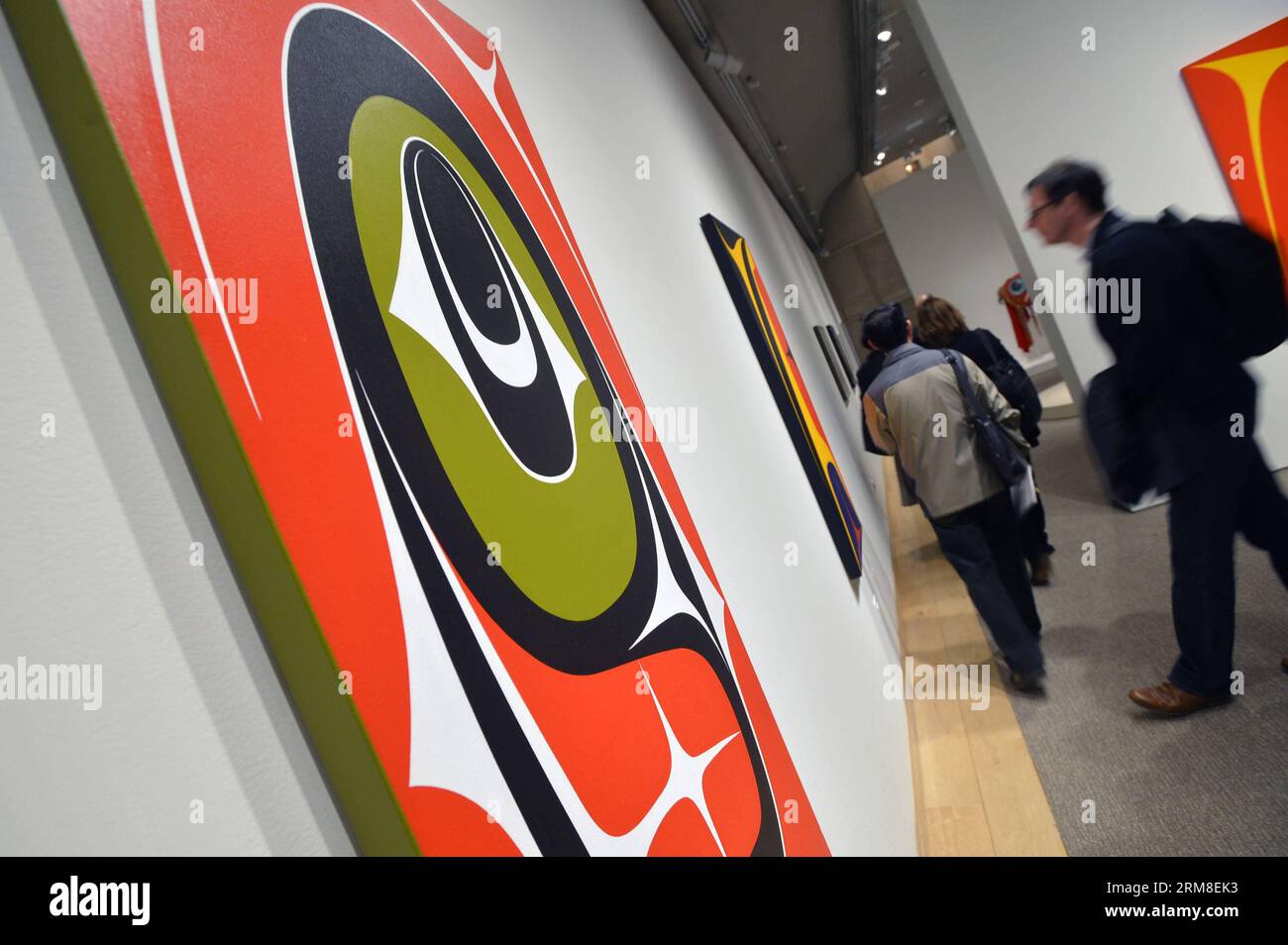 (140411) -- NEW YORK, 10 aprile 2014 (Xinhua) -- le opere di Robert Davidson sono esposte al National Museum of the American Indians di New York, negli Stati Uniti, il 10 aprile 2014. La mostra Robert Davidson: Abstract impulso , organizzata dall'NMAI e dal Seattle Art Museum, è la prima grande mostra statunitense di opere dell'artista Haida Robert Davidson, figura fondamentale nel rinascimento dell'arte nativa della costa nordoccidentale. La mostra presenta 45 dipinti, sculture e stampe create dal 2005, nonché immagini chiave della carriera dell'artista. (Xinhua/Wang lei) (zjl) U.S.-NEW YORK-ABSTRACT IMPU Foto Stock