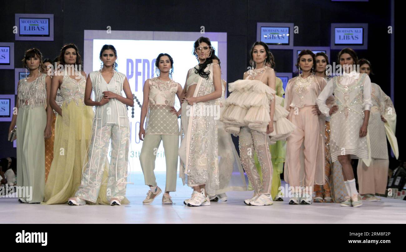 I modelli presentano le creazioni della designer Sania Maskatiya nel primo giorno della settimana della moda del Pakistan Fashion Design Council Sunsilk Fashion Week a Lahore, Pakistan orientale, il 10 aprile 2014. (Xinhua/Jamil Ahmed) (dzl) PAKISTAN-LAHORE-FAHION SETTIMANA PUBLICATIONxNOTxINxCHN Models presenta creazioni dei designer Sania NEL primo giorno della settimana della moda pakistana Sunsilk Fashion Week a Lahore del Pakistan orientale IL 10 aprile 2014 XINHUA Jamil Ahmed dzl Pakistan Lahore Fahion Week PUBLICATIONTXINXINXCHN Foto Stock