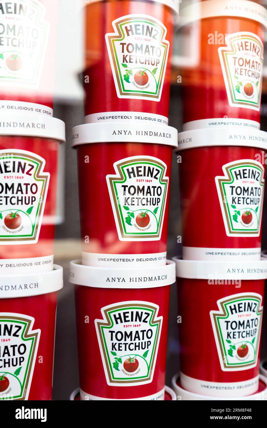 Vasche di gelato al ketchup al pomodoro Heinz presso l'Anya Hindmarch Ice Cream Project, Londra, Inghilterra Foto Stock