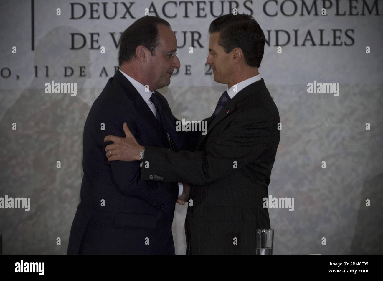 Il presidente messicano Enrique pena Nieto (R) e il presidente francese Francois Hollande, partecipano alla cerimonia di cancellazione dell'incontro postale commemorativo tra Francia e Messico presso la sede del Ministero degli affari Esteri, a città del Messico, capitale del Messico, l'11 aprile 2014. Francois Hollande è in Messico per una visita ufficiale di due giorni. (Xinhua/Alejandro Ayala) (jg) (fnc) MESSICO-CITTÀ DEL MESSICO-FRANCIA-VISIT PUBLICATIONxNOTxINxCHN il presidente MESSICANO Enrique pena Nieto r e il presidente francese Francois Hollande partecipano alla cerimonia di cancellazione del Comme postale Foto Stock