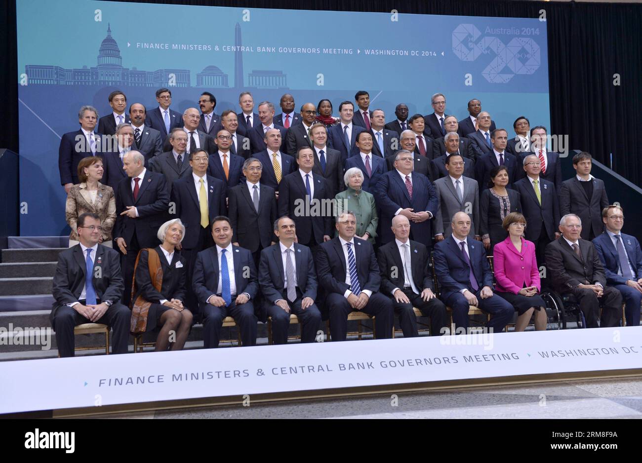 I ministri delle Finanze e i banchieri centrali del G20 posano per una foto di famiglia con l'amministratore delegato del FMI Christine Lagarde (2nd L, front) durante gli incontri di primavera del FMI e della Banca Mondiale a Washington D.C., capitale degli Stati Uniti, 11 aprile 2014. (Xinhua/Yin Bogu) U.S.-WASHINGTON-WORLD BANK GROUP-FMI-RIUNIONI ANNUALI PUBLICATIONxNOTxINxCHN Ministro delle finanze e banche centrali del G20 posa per una foto di famiglia con l'amministratore delegato del FMI Christine Lagarde 2nd l Front durante gli incontri di primavera del FMI e della Banca Mondiale a Washington D C capitale degli Stati Uniti 11 aprile 2014 XINHUA Yin Bogu Stati Uniti lo erano Foto Stock
