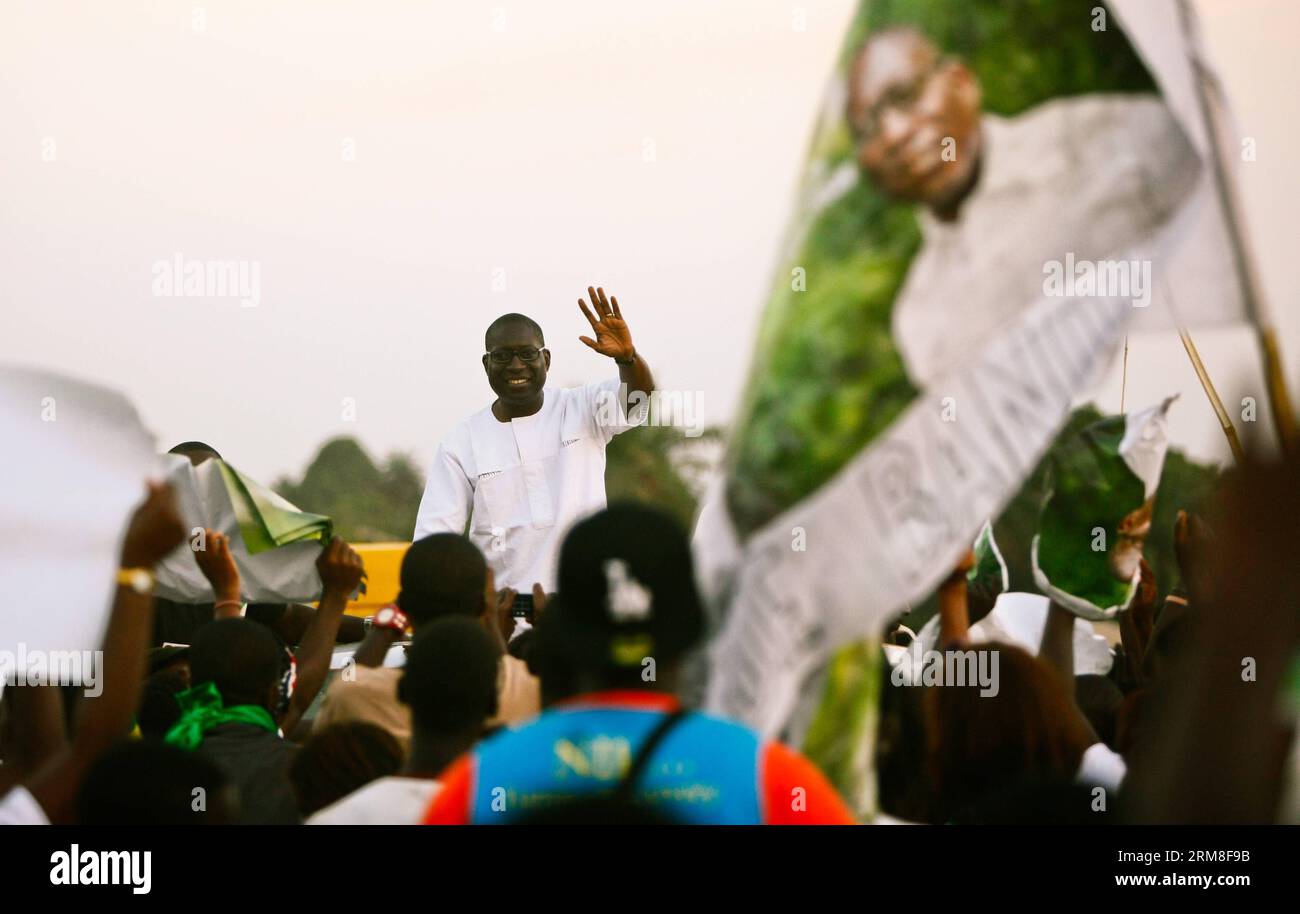 Il candidato presidenziale Paulo Fernandes Gomes onda la folla durante la sua campagna elettorale presidenziale a Bissau, capitale della Guinea Bissau, l'11 aprile 2014. Tutti e 13 i candidati alle elezioni presidenziali in Guinea Bissau del 2014 organizzano le loro ultime campagne venerdì, prima di votare che cade il 13 aprile. Le elezioni, che sono state più volte rinviate, da ultimo dal 16 marzo al 13 aprile, sono considerate un passo cruciale sulla via del ripristino dell'ordine costituzionale nella nazione dell'Africa occidentale, che si sta riprendendo dal colpo di Stato militare del 2012. (Xinhua/li Jing) GUINEA BISSAU-ELEZIONI PRESIDENZIALI-CA Foto Stock