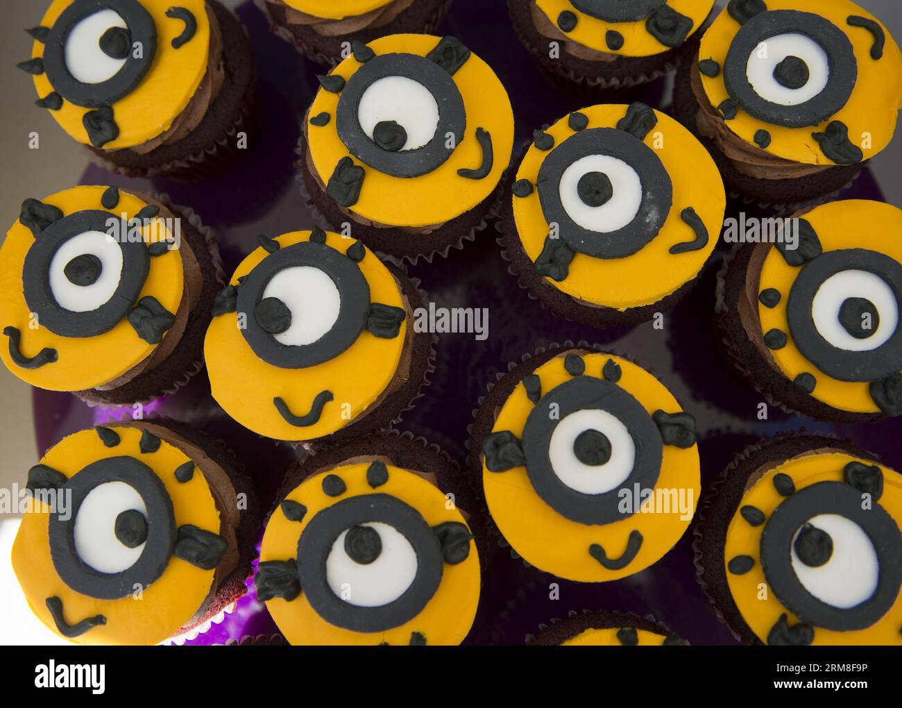 Minion Cakes - Minion Mayhem Vergnügungspark Eröffnung - a Universal City, Los Angeles, California, l'11 aprile 2014. (Xinhua/YangxLei) US-LOS ANGELES-UNIVERSAL STUDIOS-DREGICABLE ME PUBLICATIONxNOTxINxCHN Minion Cakes Minion Mayhem Amusement Park inaugurato a Universal City Los Angeles California L'11 aprile 2014 XINHUA U.S. Los Angeles Universal Studios Cattivibile ME PUBLICATIONxNOTxINxCHN Foto Stock
