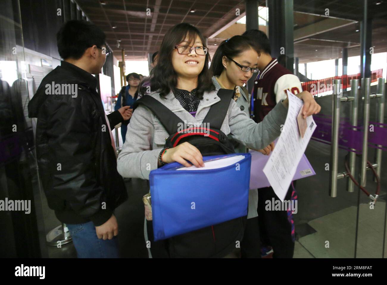 Le studentesse fanno la fila per partecipare a una fiera del lavoro appositamente tenuta per le cacciatrici di lavoro femminili presso l'Università Nankai di Tianjin, nel nord della Cina, l'11 aprile 2014. Circa 1.000 donne in cerca di lavoro l'11 aprile sono state attratte dalla fiera del lavoro, che ha fornito più di 500 posti vacanti. Ai disoccupati maschi è stato permesso di entrare in fiera un'ora dopo l'orario di inizio. (Xinhua) (lfj) CHINA-TIANJIN-JOB FAIR (CN) PUBLICATIONxNOTxINxCHN Female Students Queue to Enter a Job Fair Hero for Female Job Hunters PRESSO l'Università Nankai di Tianjin Cina settentrionale 11 aprile 2014 circa 1 000 donne in cerca di lavoro L'11 aprile sono state attratte dal Foto Stock