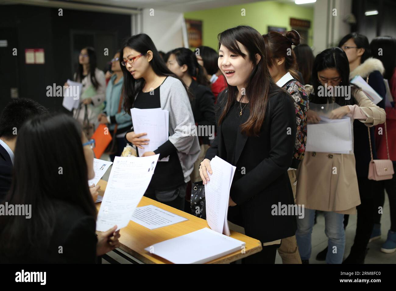 Le studentesse parlano con le reclute in una fiera del lavoro appositamente organizzata per le cacciatrici di lavoro femminili presso l'Università Nankai di Tianjin, nel nord della Cina, 11 aprile 2014. Circa 1.000 donne in cerca di lavoro l'11 aprile sono state attratte dalla fiera del lavoro, che ha fornito più di 500 posti vacanti. Ai disoccupati maschi è stato permesso di entrare in fiera un'ora dopo l'orario di inizio. (Xinhua) (lfj) CHINA-TIANJIN-JOB FAIR (CN) PUBLICATIONxNOTxINxCHN studenti femminili parlano con le selezionatrici A un Job Fair Hero for Female Job Hunters PRESSO l'Università Nankai di Tianjin Cina settentrionale 11 aprile 2014 circa 1 000 donne in cerca di lavoro L'11 aprile Foto Stock