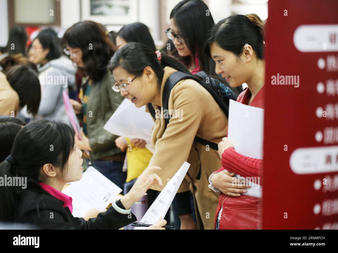 Le studentesse parlano con le reclute in una fiera del lavoro appositamente organizzata per le cacciatrici di lavoro femminili presso l'Università Nankai di Tianjin, nel nord della Cina, 11 aprile 2014. Circa 1.000 donne in cerca di lavoro l'11 aprile sono state attratte dalla fiera del lavoro, che ha fornito più di 500 posti vacanti. Ai disoccupati maschi è stato permesso di entrare in fiera un'ora dopo l'orario di inizio. (Xinhua) (lfj) CHINA-TIANJIN-JOB FAIR (CN) PUBLICATIONxNOTxINxCHN studenti femminili parlano con le selezionatrici A un Job Fair Hero for Female Job Hunters PRESSO l'Università Nankai di Tianjin Cina settentrionale 11 aprile 2014 circa 1 000 donne in cerca di lavoro L'11 aprile Foto Stock