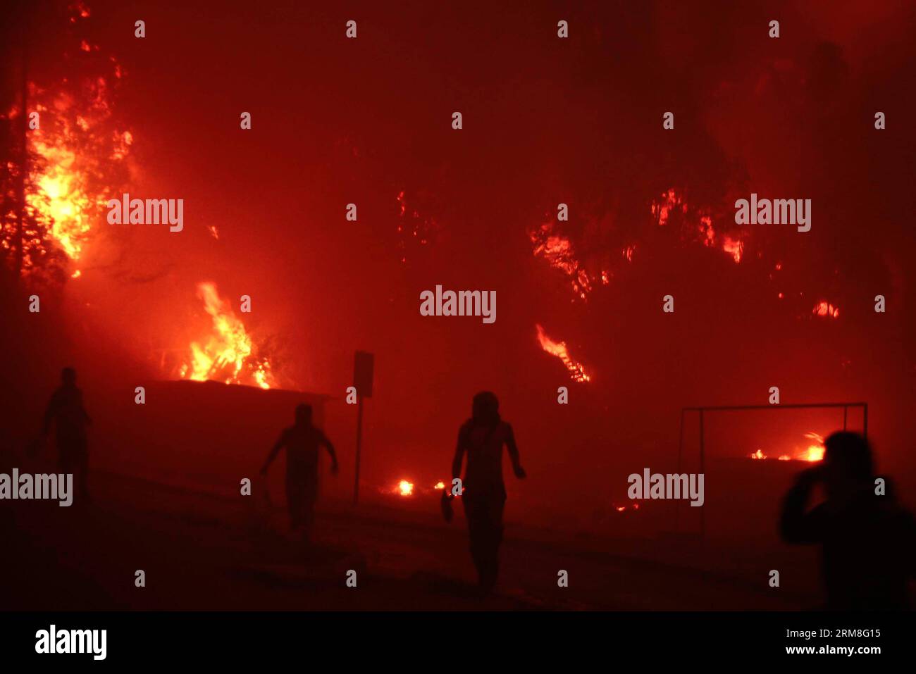 Le persone evacuano dalla zona colpita da un incendio a Valparaiso, in Cile, il 12 aprile 2014. Più di 100 case sono state bruciate a causa dell'incendio della foresta, hanno detto le autorità locali. (Xinhua/Str) (rt) CILE-VALPARAISO-AMBIENTE-FIRE PUBLICATIONxNOTxINxCHN celebrità evacuano dalla zona colpita da un incendio a Valparaiso Cile IL 12 aprile 2014 più di 100 case sono state bruciate a causa dell'incendio forestale le autorità locali hanno detto XINHUA Str RT Chile Valparaiso Environment Fire PUBLICATIONXNOTXINXCHN Foto Stock