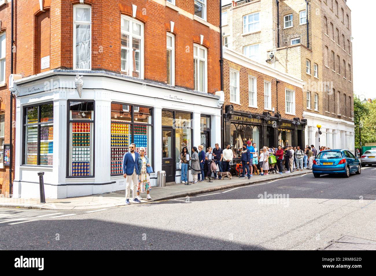 Lunga coda fuori dall'Anya Hindmarch Ice Cream Project, Londra, Inghilterra Foto Stock