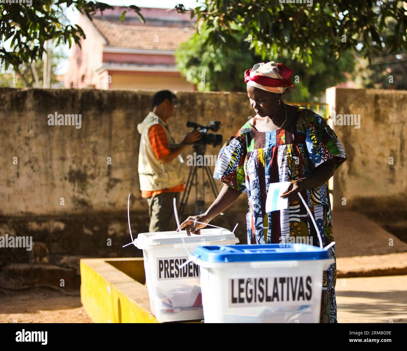 Una donna pronuncia il suo voto per le elezioni presidenziali a Bissau, capitale della Guinea Bissau, il 13 aprile 2014. Gli elettori in Guinea-Bissau hanno iniziato a votare domenica alle prime elezioni dopo un colpo di stato militare del 2012 che ha spodestato il presidente ad interim Raimundo Pereira e ha gettato nel caos il paese povero dell'Africa occidentale. (Xinhua/li Jing) (dzl) GUINEA BISSAU-ELEZIONE-VOTO PUBLICATIONxNOTxINxCHN una donna pronuncia il suo VOTO per LE ELEZIONI presidenziali a Bissau capitale della Guinea Bissau 13 aprile 2014 gli elettori in Guinea Bissau hanno iniziato a votare domenica alle prime ELEZIONI da un militare Co Foto Stock