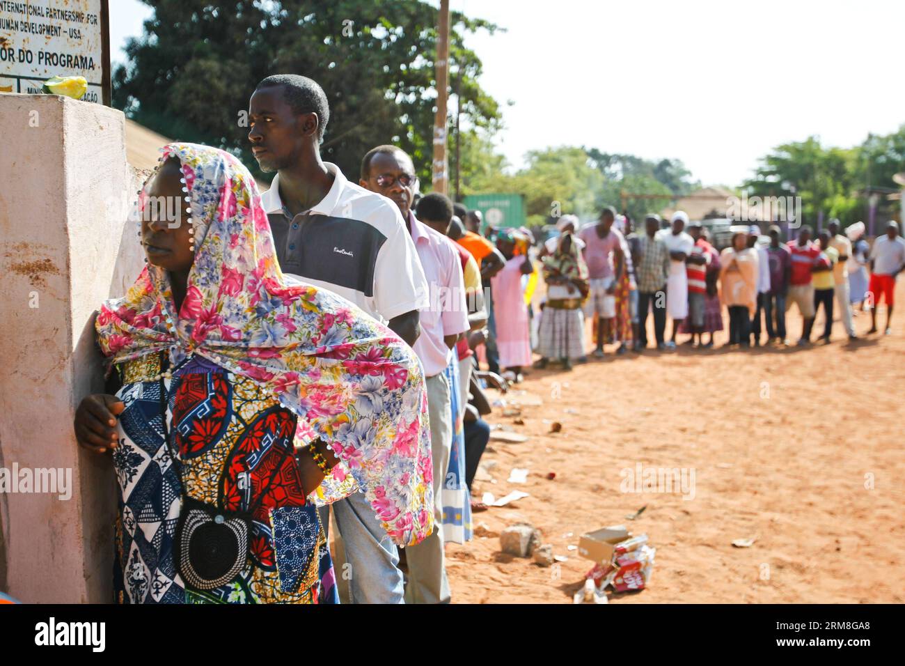 Gli elettori attendono fuori da un seggio elettorale a Bissau, capitale della Guinea Bissau, il 13 aprile 2014. Gli elettori in Guinea-Bissau hanno iniziato a votare domenica alle prime elezioni dopo un colpo di stato militare del 2012 che ha spodestato il presidente ad interim Raimundo Pereira e ha gettato nel caos il paese povero dell'Africa occidentale. (Xinhua/li Jing) (dzl) GUINEA BISSAU-ELEZIONE-VOTO PUBLICATIONxNOTxINxCHN gli elettori attendono fuori da una stazione di polling a Bissau capitale della Guinea Bissau 13 aprile 2014 gli elettori in Guinea Bissau hanno iniziato a votare domenica alle prime ELEZIONI da un colpo di Stato militare del 2012 Thatcher ha spodestato Int Foto Stock