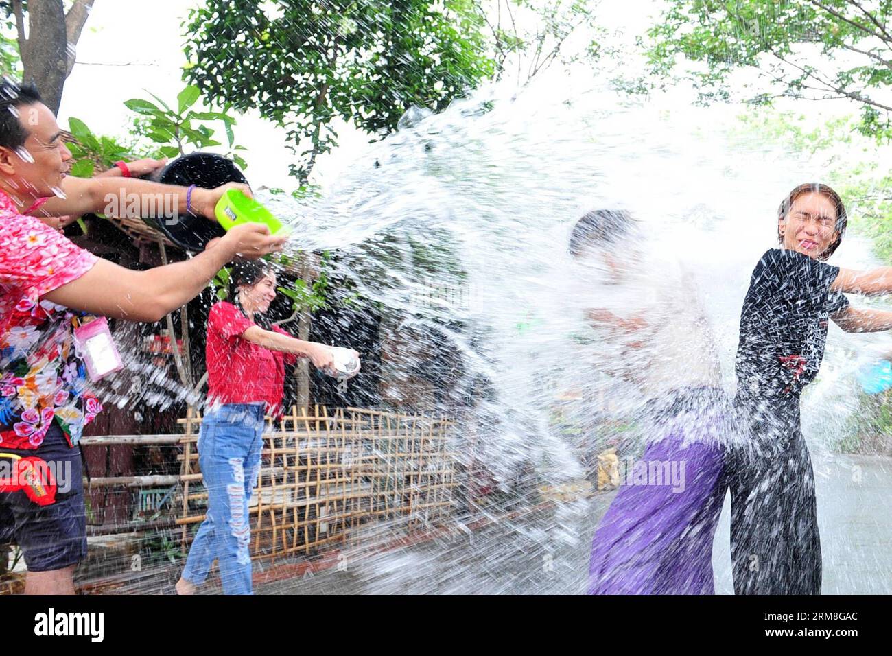 Le persone spruzzano acqua durante la celebrazione del Songkran Festival vicino a Bangkok, Thailandia, il 13 aprile 2014. Il Songkran Festival, noto anche come festival dell'acqua, è celebrato in Thailandia come il tradizionale Capodanno, che normalmente cade dal 13 al 15 aprile. (Xinhua/Rachen Sageamsak) THAILANDIA-SAMUT PRAKAN-SONGKRAN PUBLICATIONxNOTxINxCHN Celebrities Splash Water durante la celebrazione del Capodanno tailandese nei pressi di Bangkok Paese tailandese 13 aprile 2014 Thai New Year Festival, così noto come Festival dell'acqua, È celebrato in Tailandese come il tradizionale Capodanno che normalmente cade dal 13 al 15 aprile X. Foto Stock