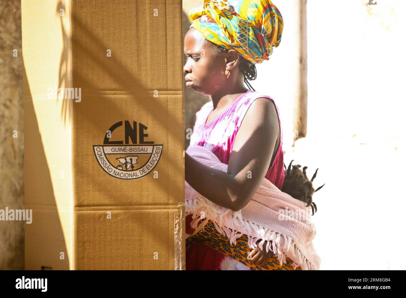 Una donna si prepara a votare per le elezioni presidenziali a Bissau, capitale della Guinea Bissau, il 13 aprile 2014. Gli elettori in Guinea-Bissau hanno iniziato a votare domenica alle prime elezioni dopo un colpo di stato militare del 2012 che ha spodestato il presidente ad interim Raimundo Pereira e ha gettato nel caos il paese povero dell'Africa occidentale. (Xinhua/li Jing) (dzl) GUINEA BISSAU-ELEZIONE-VOTO PUBLICATIONxNOTxINxCHN una donna si prepara a esprimere il suo VOTO per LE ELEZIONI presidenziali a Bissau capitale della Guinea Bissau 13 aprile 2014 gli elettori in Guinea Bissau hanno iniziato a votare domenica nel primo ELECTI Foto Stock