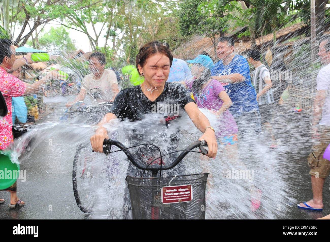 Le persone spruzzano acqua durante la celebrazione del Songkran Festival vicino a Bangkok, Thailandia, il 13 aprile 2014. Il Songkran Festival, noto anche come festival dell'acqua, è celebrato in Thailandia come il tradizionale Capodanno, che normalmente cade dal 13 al 15 aprile. (Xinhua/Rachen Sageamsak) THAILANDIA-SAMUT PRAKAN-SONGKRAN PUBLICATIONxNOTxINxCHN Celebrities Splash Water durante la celebrazione del Capodanno tailandese nei pressi di Bangkok Paese tailandese 13 aprile 2014 Thai New Year Festival, così noto come Festival dell'acqua, È celebrato in Tailandese come il tradizionale Capodanno che normalmente cade dal 13 al 15 aprile X. Foto Stock