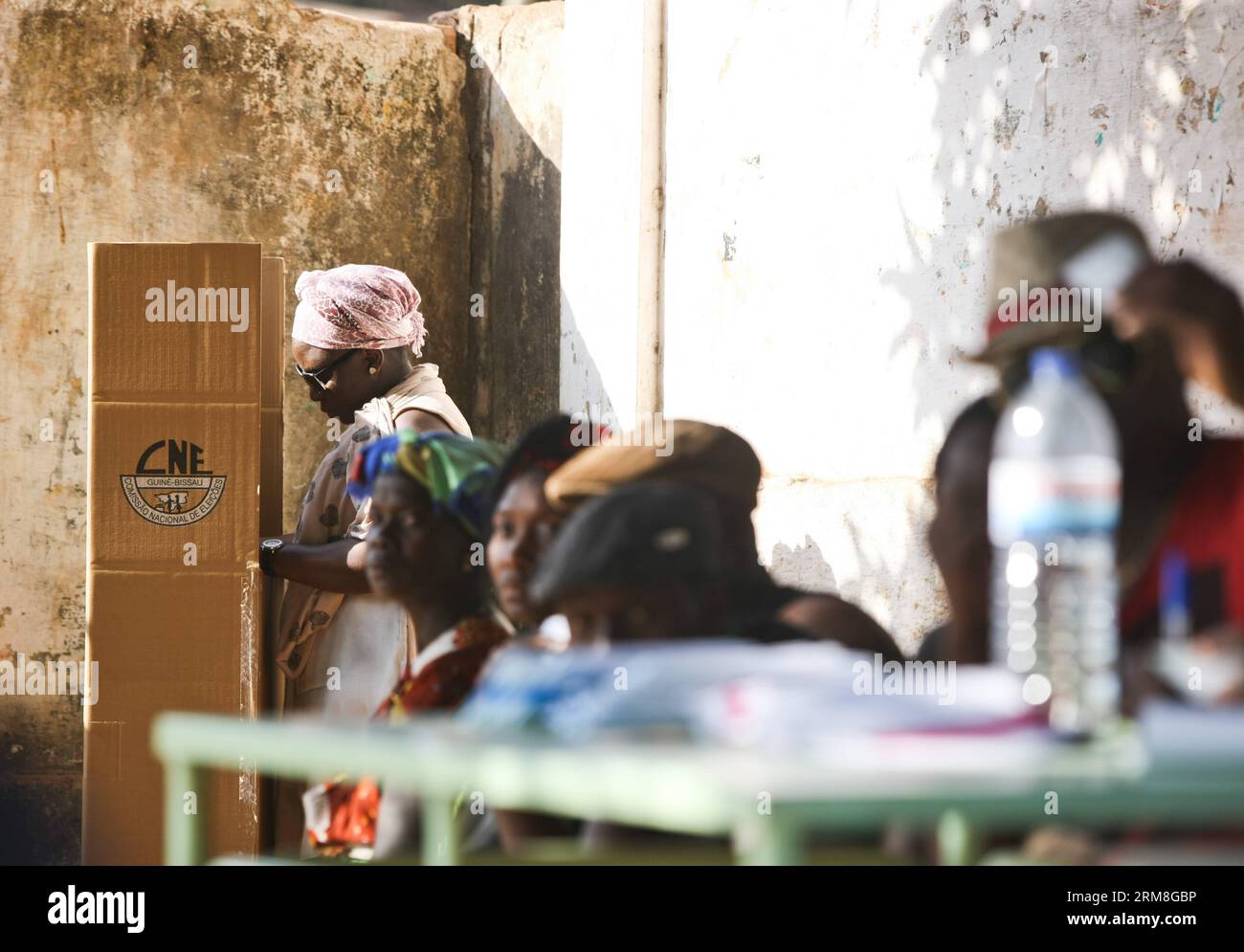 Una donna pronuncia il suo voto per le elezioni presidenziali a Bissau, capitale della Guinea Bissau, il 13 aprile 2014. Gli elettori in Guinea-Bissau hanno iniziato a votare domenica alle prime elezioni dopo un colpo di stato militare del 2012 che ha spodestato il presidente ad interim Raimundo Pereira e ha gettato nel caos il paese povero dell'Africa occidentale. (Xinhua/li Jing) (dzl) GUINEA BISSAU-ELEZIONE-VOTO PUBLICATIONxNOTxINxCHN una donna pronuncia il suo VOTO per LE ELEZIONI presidenziali a Bissau capitale della Guinea Bissau 13 aprile 2014 gli elettori in Guinea Bissau hanno iniziato a votare domenica alle prime ELEZIONI da un militare Co Foto Stock
