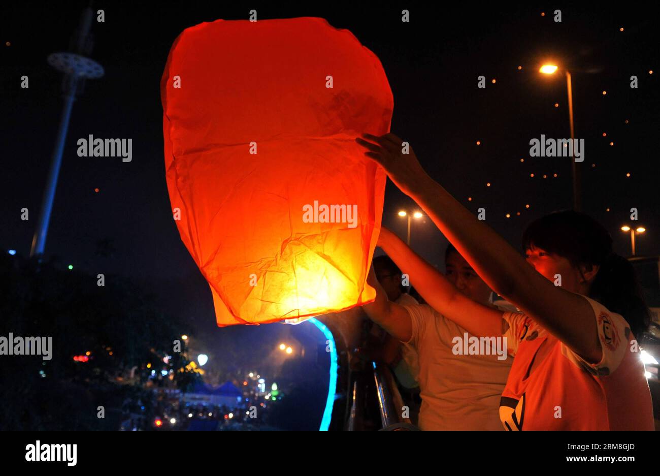 La popolazione locale vola lungo il fiume Lantsang nella città di Jinhong, prefettura autonoma di Xishuangbanna, nella provincia dello Yunnan della Cina sud-occidentale, il 13 aprile 2014. La domenica si sono svolte varie attività popolari che hanno segnato il festival di tre giorni Water-Splash ing e il gruppo etico di Capodanno 1376 dai. (Xinhua/Lin Yiguang) (zwy) CHINA-XISHUANGBANNA-WATER-SPLLASHING FESTIVAL-KONGMING LATERNS(CN) PUBLICATIONxNOTxINxCHN celebrità locali Fly Kong Ming Laterns accanto al fiume Lantsang a Jinhong città di dai Prefettura autonoma di Xishuangbanna Cina sud-occidentale provincia dello Yunnan 13 aprile 2014 Foto Stock