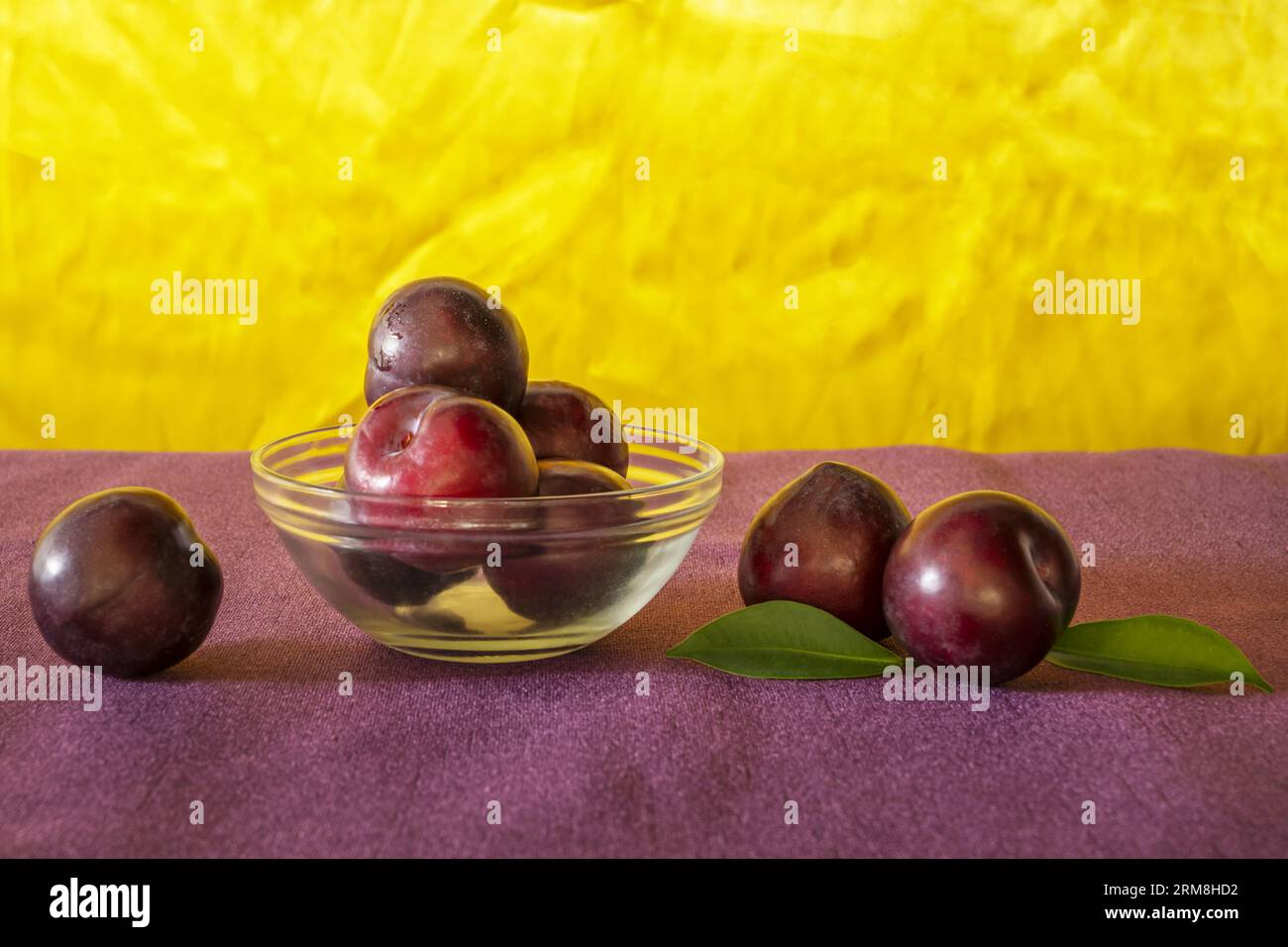 Prugna rossa o bellezza rossa: È una varietà della prugna giapponese. La sua pelle è rossa e, a seconda del suo stato di maturità, sarà più o meno rosso scuro Foto Stock