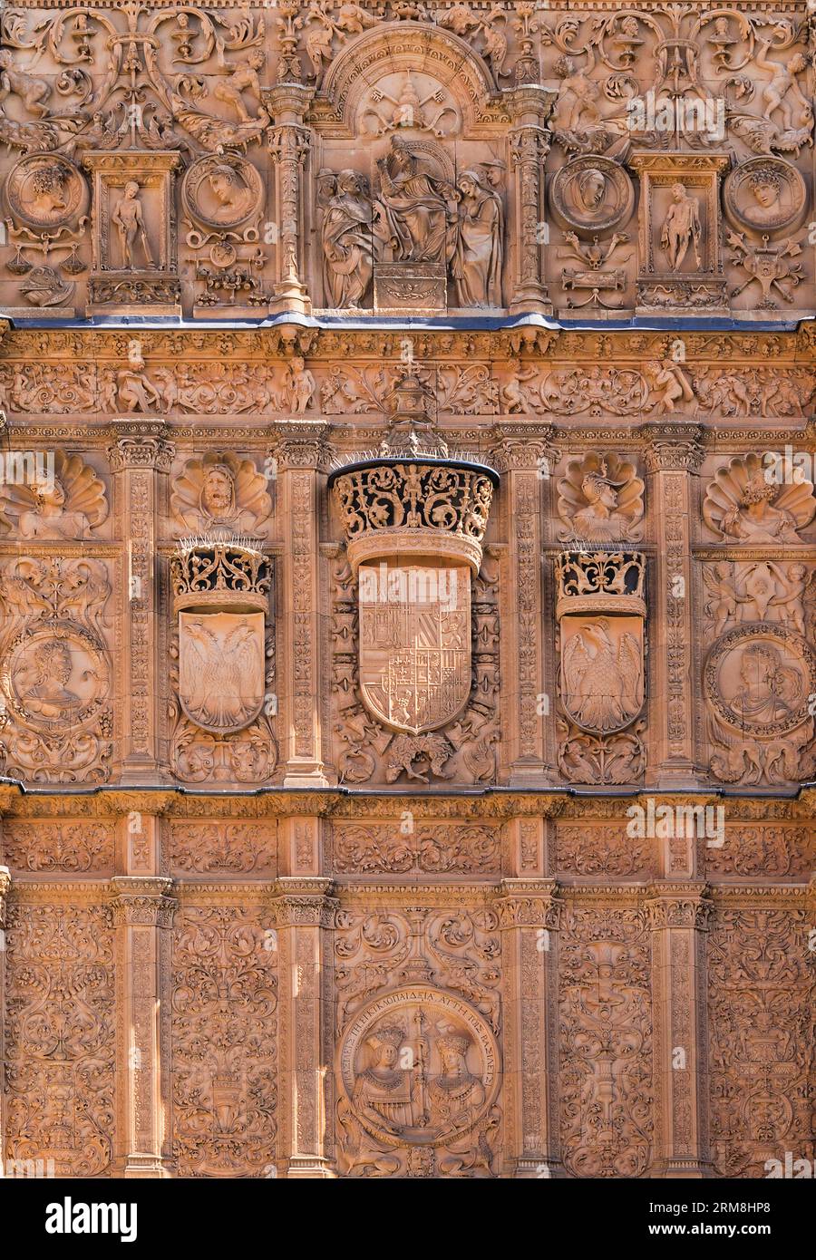 Salamanca, Provincia di Salamanca, Castiglia e León, Spagna. Ingresso Plateresco del XVI secolo all'Escuelas Mayores o all'edificio dell'Università. Il vecchio ci Foto Stock
